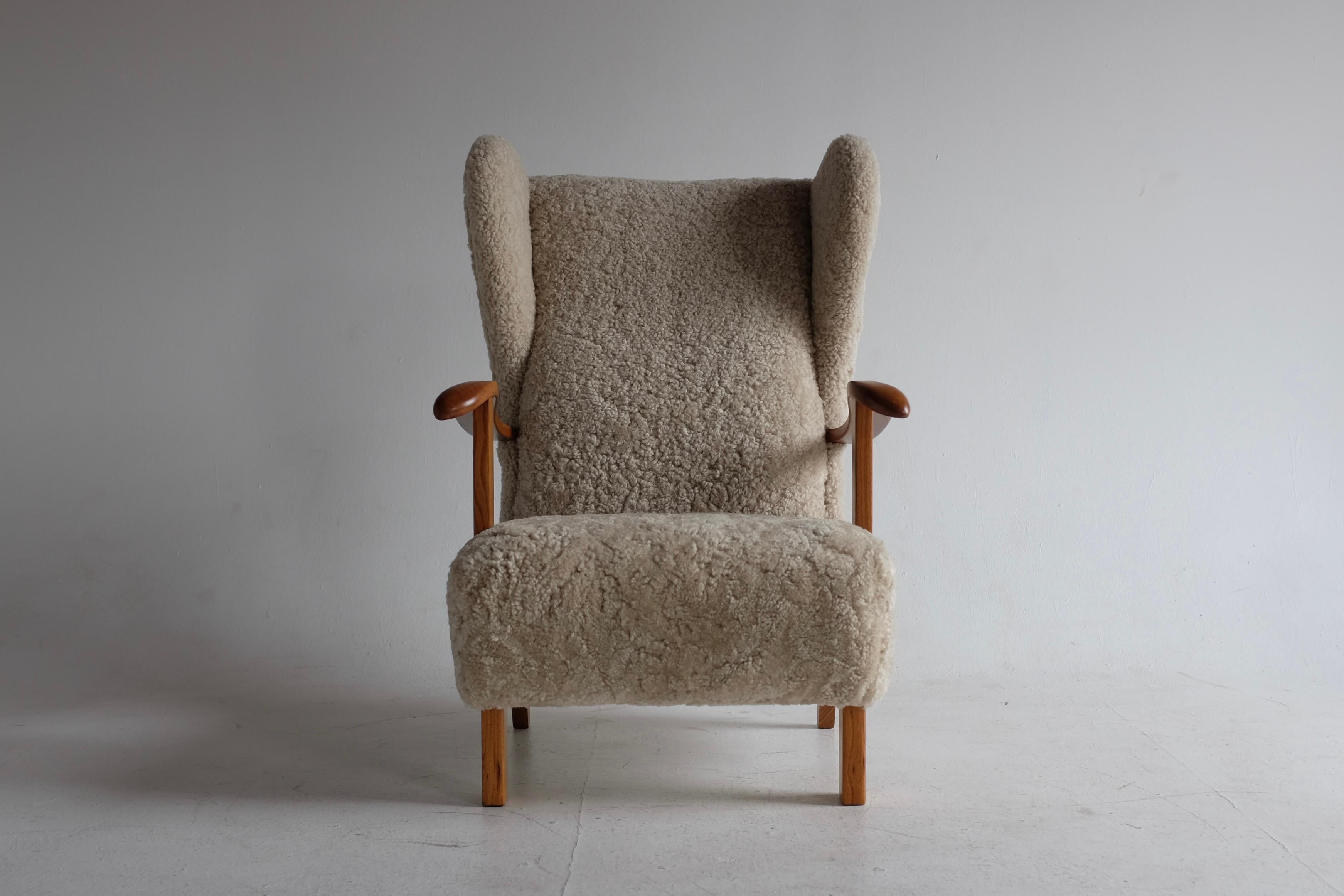 1940s Wingback lounge chair model 1582 by Fritz Hansen, Denmark. Newly upholstered in Scandilock sheepskin. Curved armrests in oak adds a soft look to this chair and the wood is showing a beautiful wood grain. In very good condition.

Country: