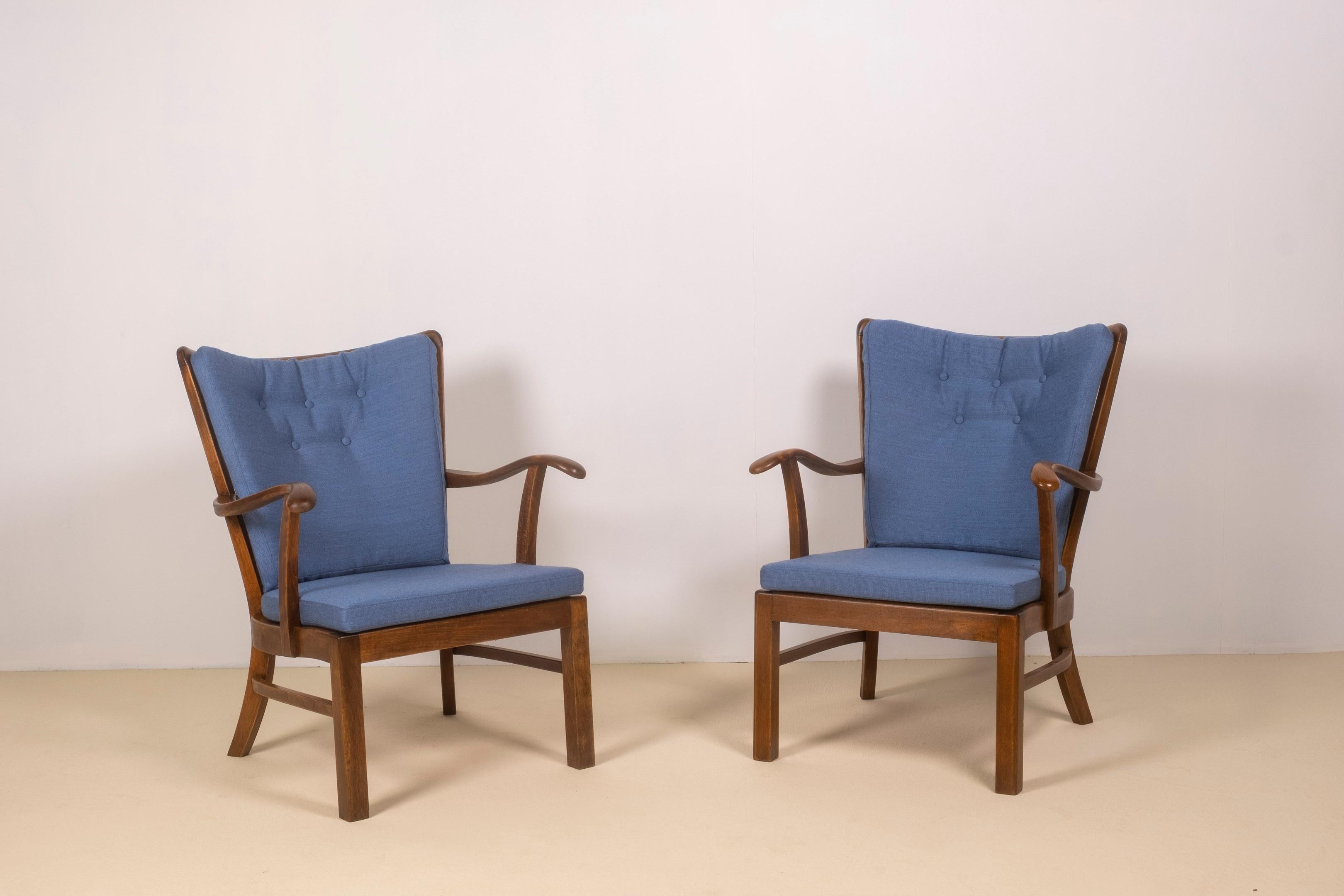 Élégante, sculpturale et intemporelle, cette paire de chaises longues Design/One 1628, conçue par l'architecte danois Tyge Hvass pour Fritz Hansen, incarne l'essence de l'artisanat scandinave du milieu du siècle. Avec une silhouette légèrement