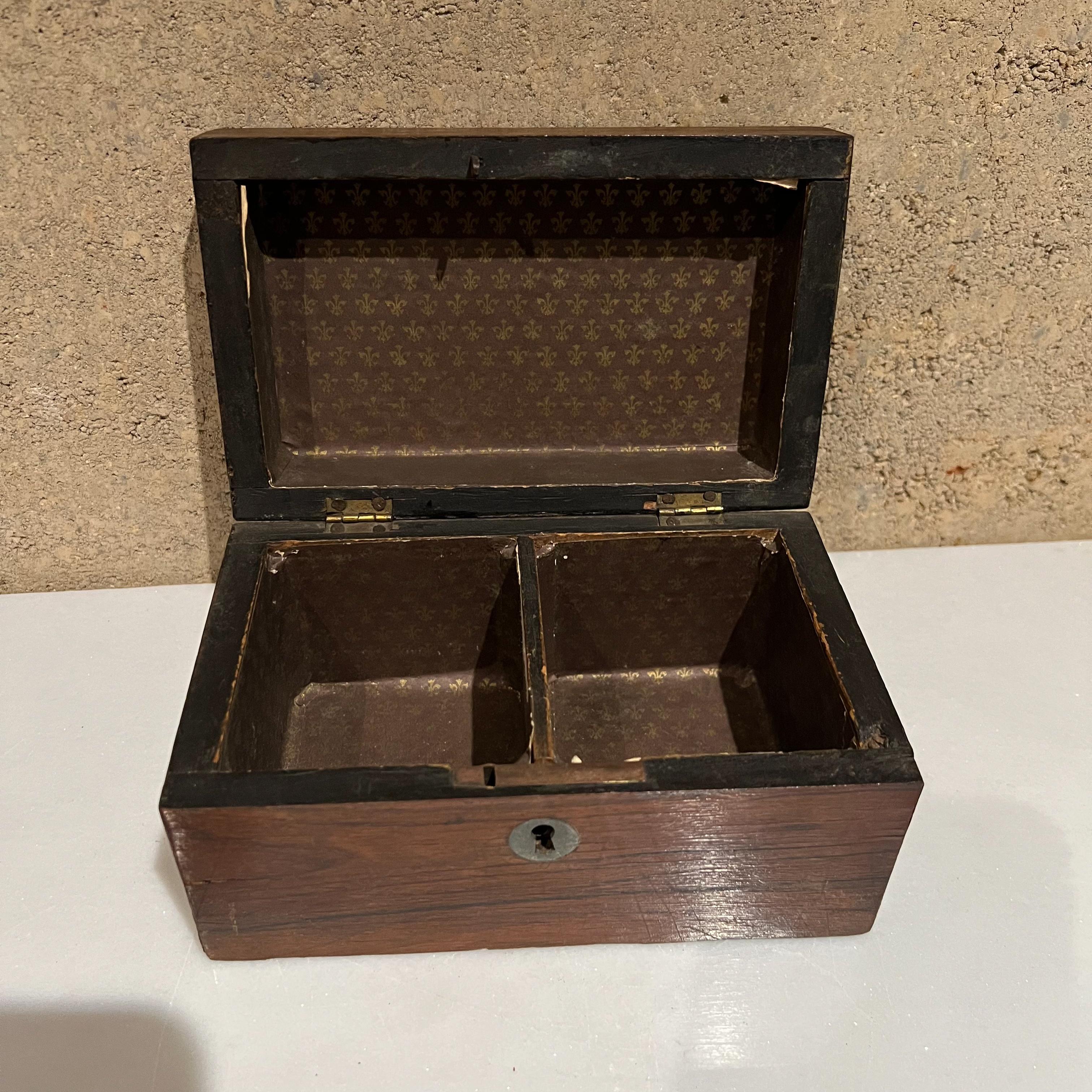 Lovely small rosewood Keepsake box vintage with clean modern lines.
Divided interior storage
Rosewood veneer lovely design.
Preowned vintage unrestored condition. Some prior repairs are visible. No key.
Measures: 3.75 tall x 7 width x 4.75