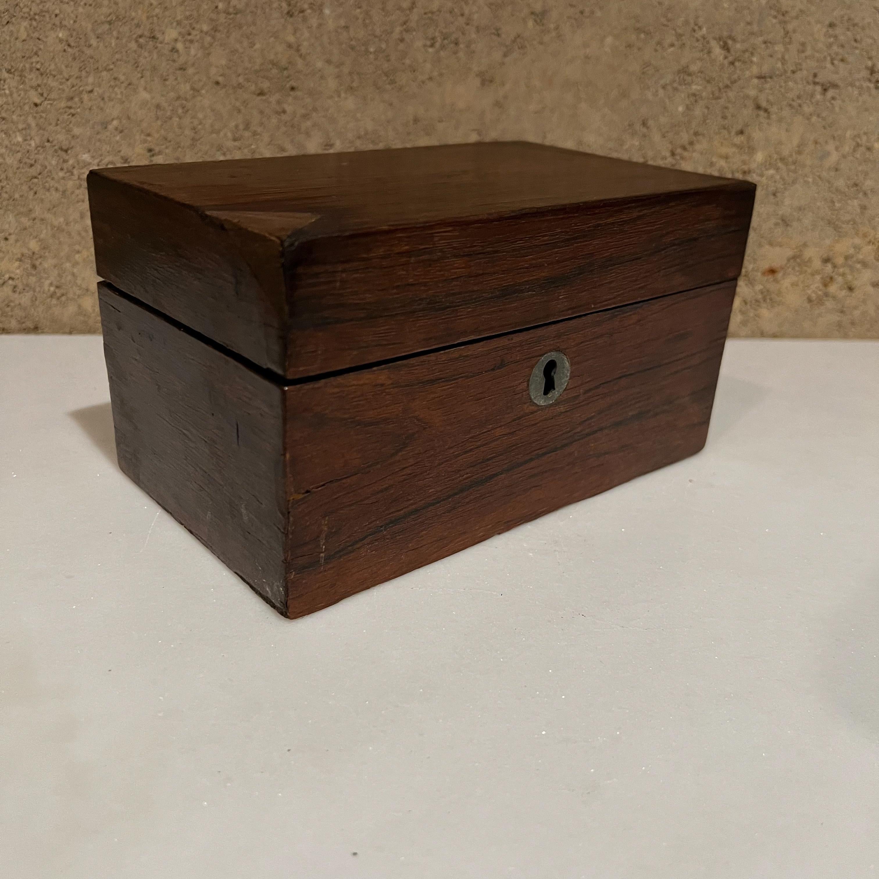 1940s Lovely Small Rosewood Keepsake Box Divided Interior Storage In Good Condition In Chula Vista, CA