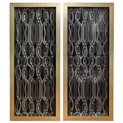 Paire de panneaux sculpturaux en Lucite des années 1940, encadrés sur mesure.