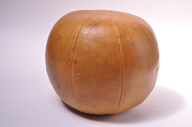 1940s MacGregor Goldsmith 9 LB Leather Medicine Ball In Distressed Condition For Sale In Brooklyn, NY