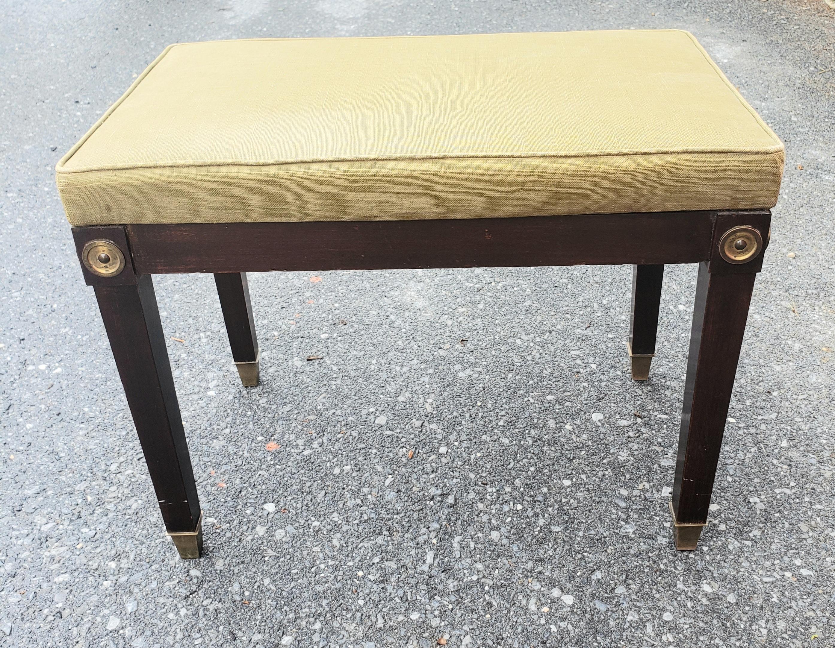 Banc en acajou et tissu d'ameublement des années 1940 avec pieds et médaillons en laiton en vente 1