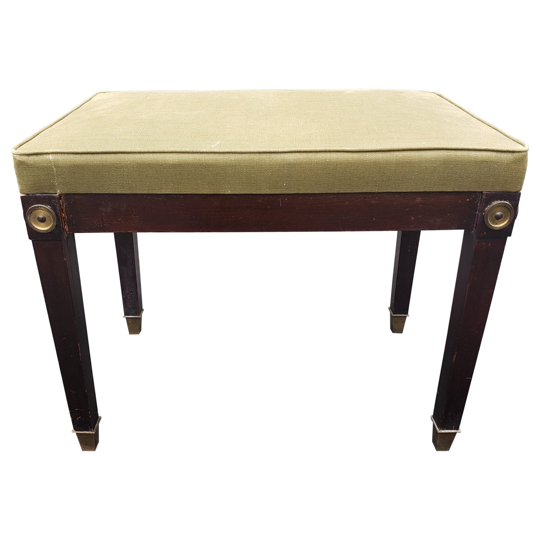 Banc élégant des années 1940 en acajou et tapissé, avec des pieds et des médaillons coiffés de laiton. Sellerie vert foncé légèrement décolorée. Pieds en laiton. 