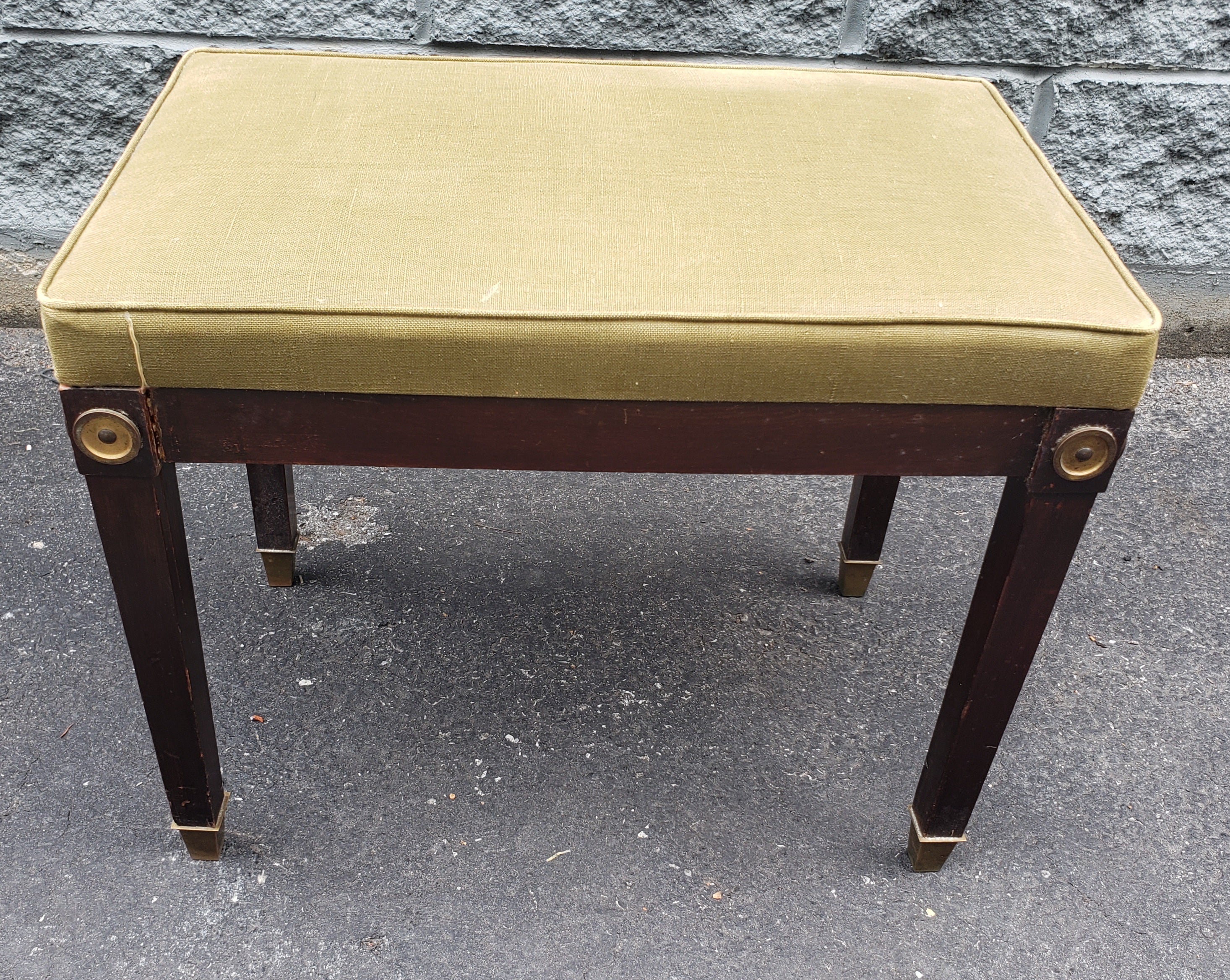 Américain Banc en acajou et tissu d'ameublement des années 1940 avec pieds et médaillons en laiton en vente