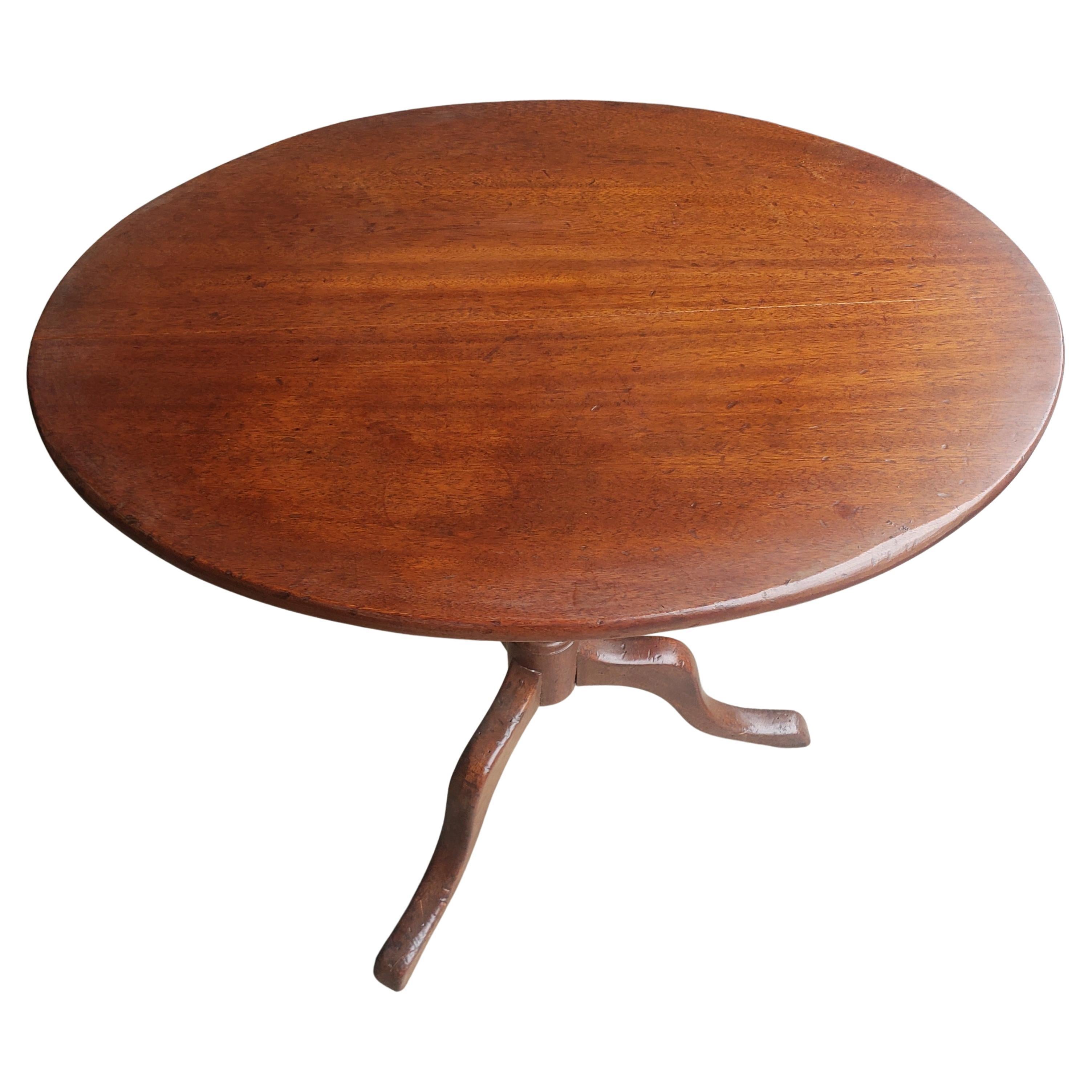 Queen Anne 1940s Mahogany Oval Tilt-Top Tripod Candle Stand Side Table For Sale