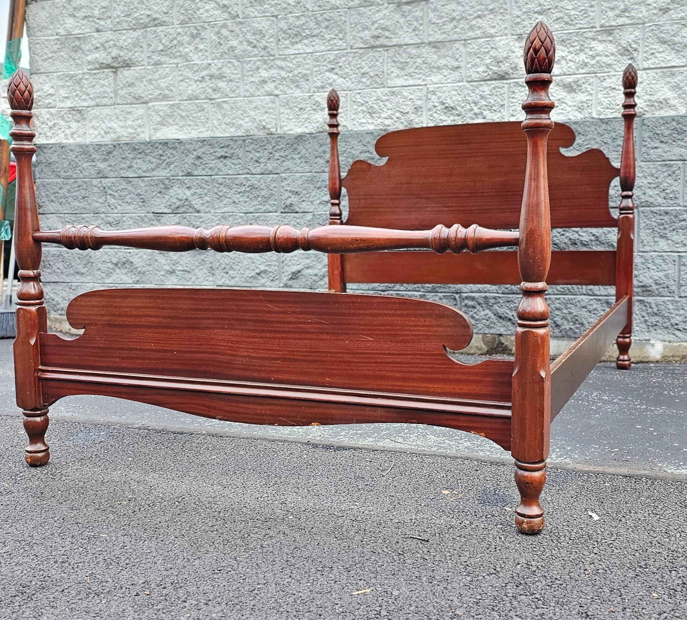 1940s Mahogany Pinneaple  Semi -Posters Full Size Bed Frame In Good Condition For Sale In Germantown, MD