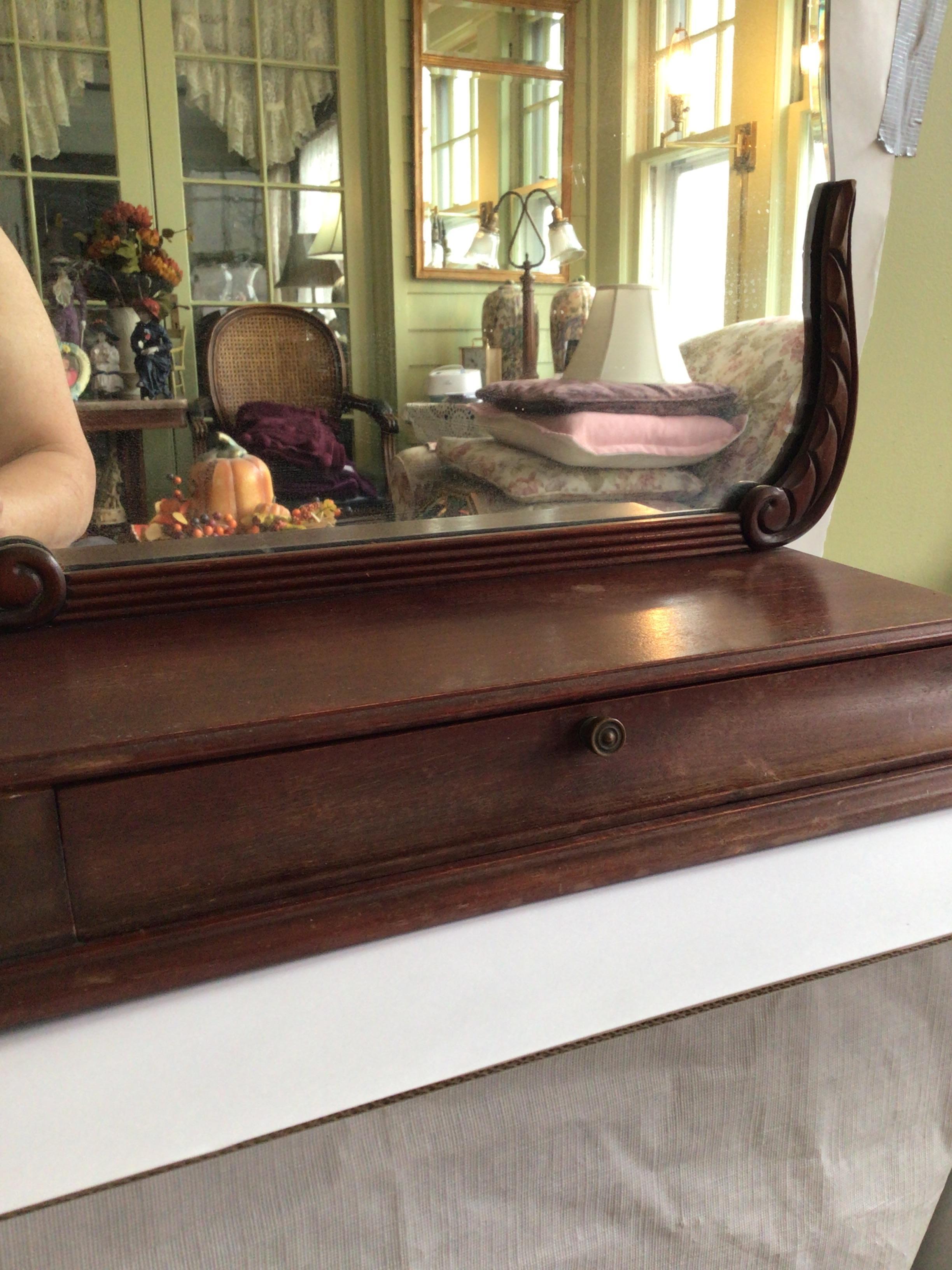 1940s Mahogany Tabletop Vanity Mirror with Drawer In Good Condition For Sale In Tarrytown, NY