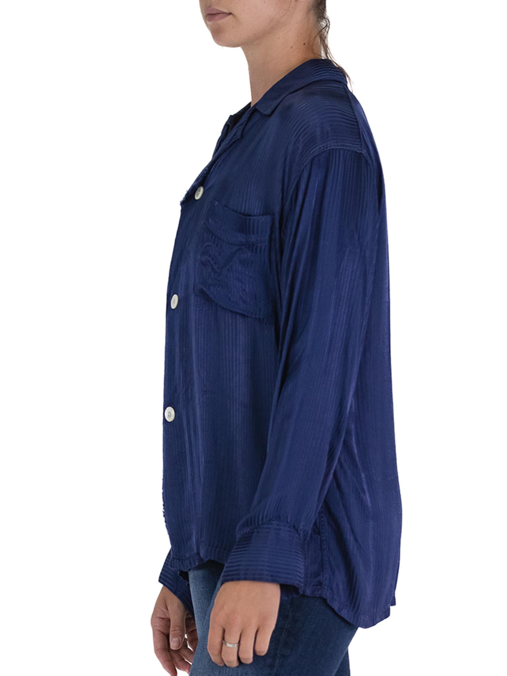 1940S MANHATTAN Pijama de rayas de satén azul marino Azul en venta