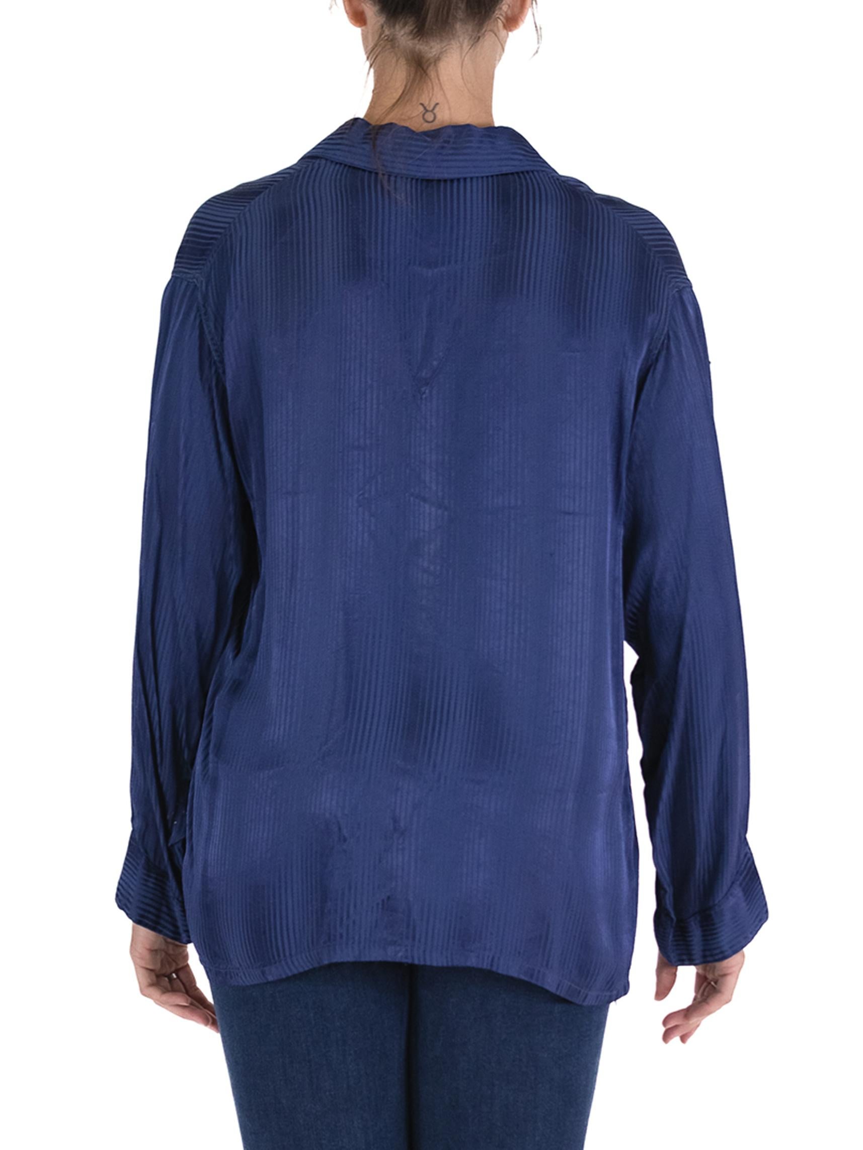 1940S MANHATTAN Pijama de rayas de satén azul marino en venta 3