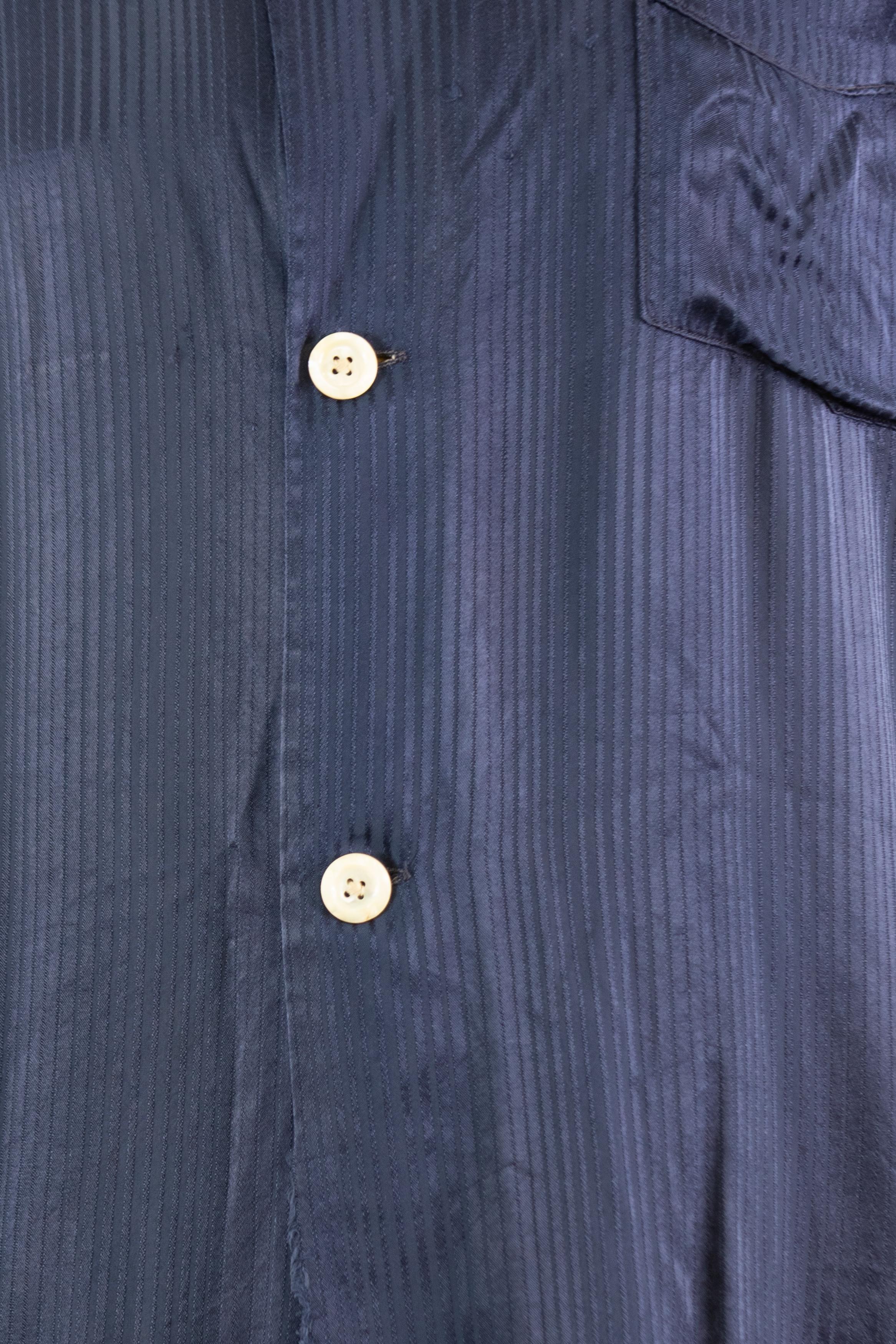 1940S MANHATTAN Marineblaues Rayon Satin Gestreiftes Pyjama Oberteil im Angebot 5