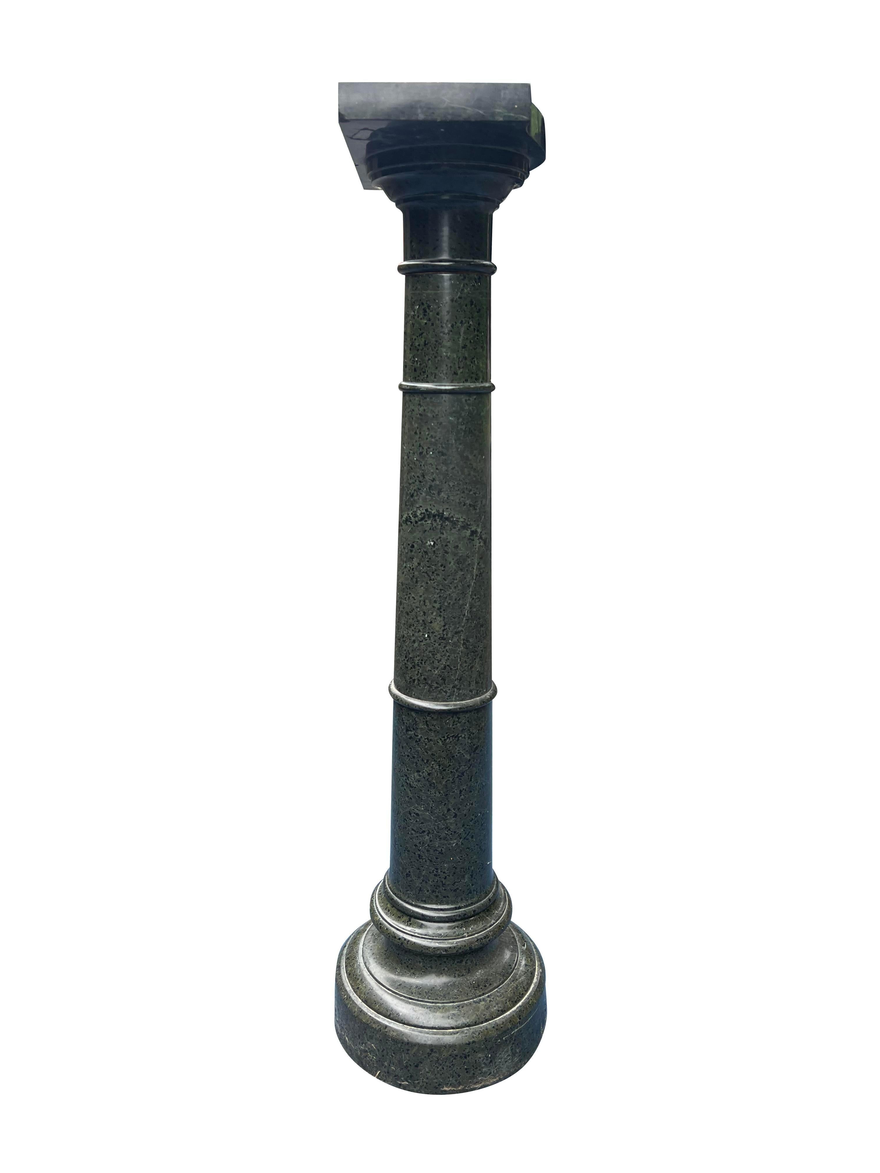 Marmorsäule The Pedestal in Grün aus den 1940er Jahren (Italienisch)