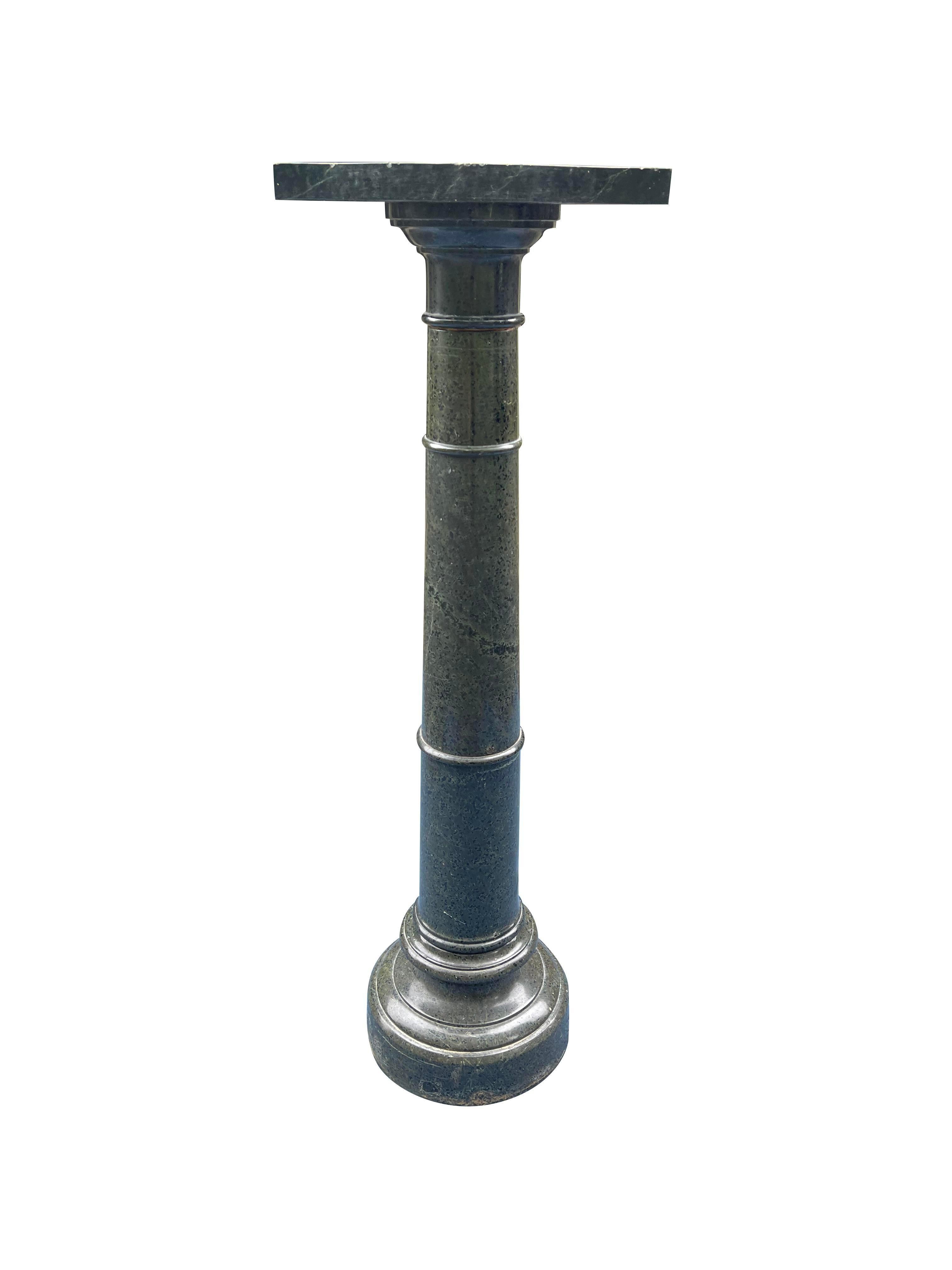 Marmorsäule The Pedestal in Grün aus den 1940er Jahren (Mitte des 20. Jahrhunderts)