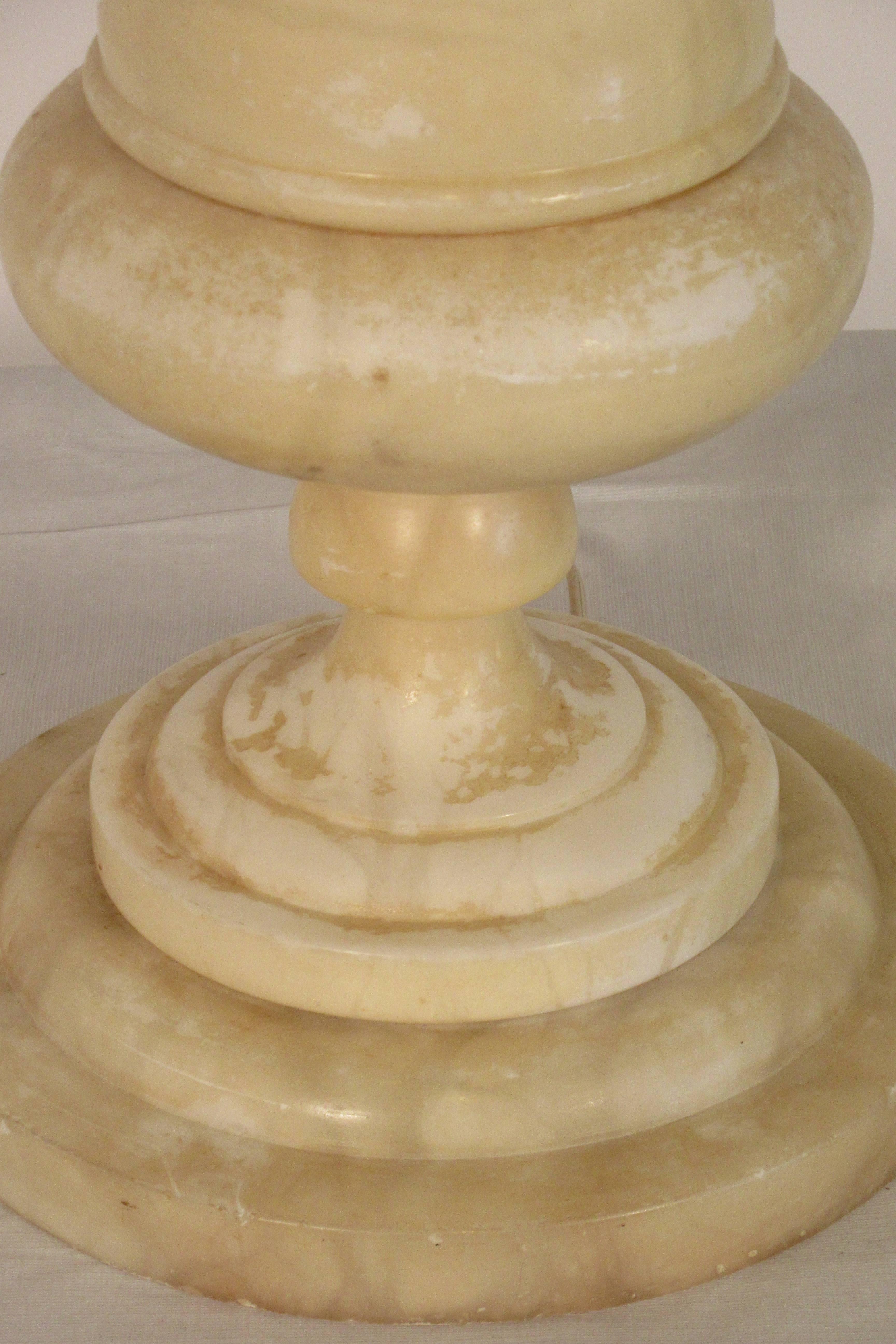Lampe de table urne en marbre des années 1940 en vente 6