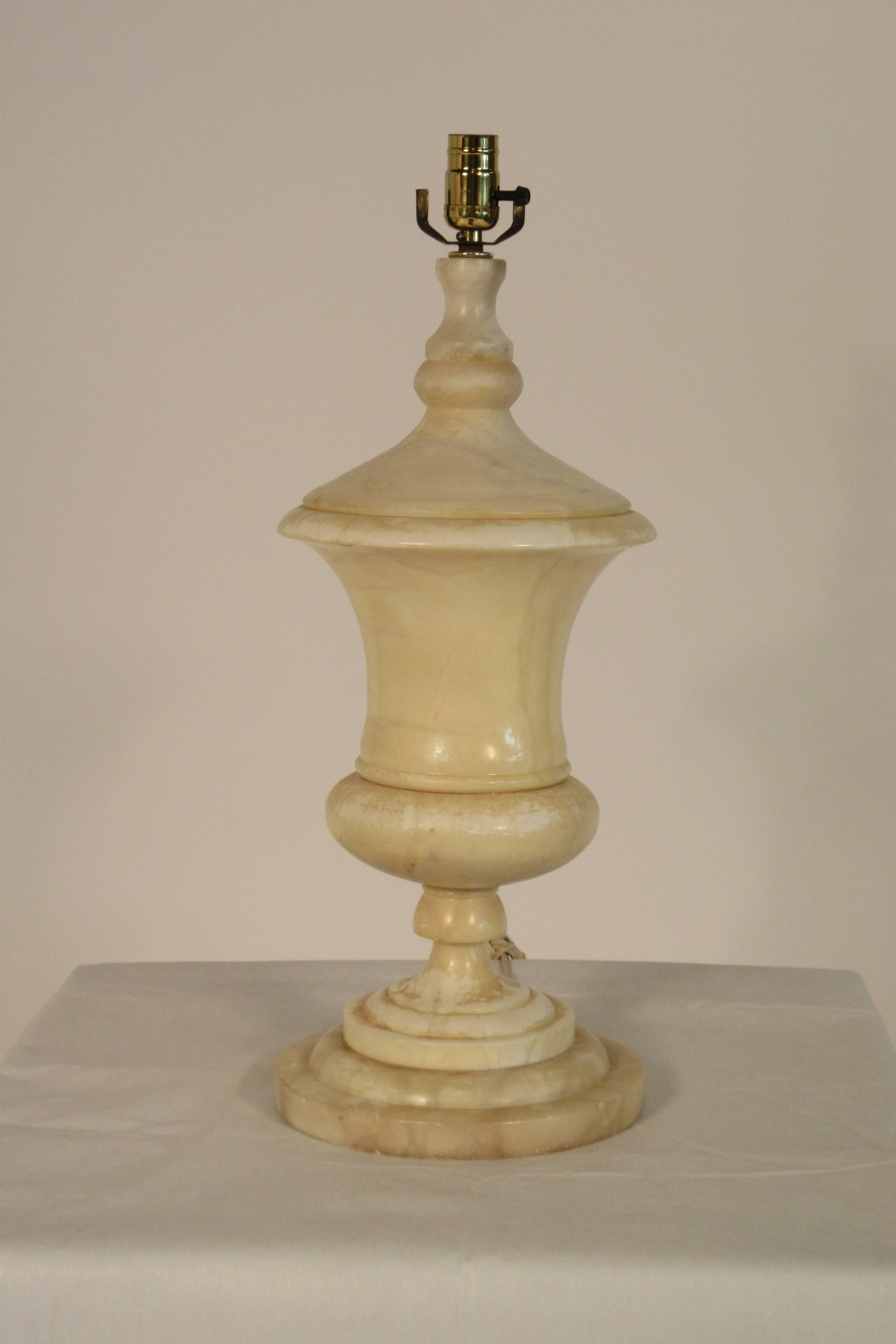 lampe de table à urne en marbre des années 1940.
