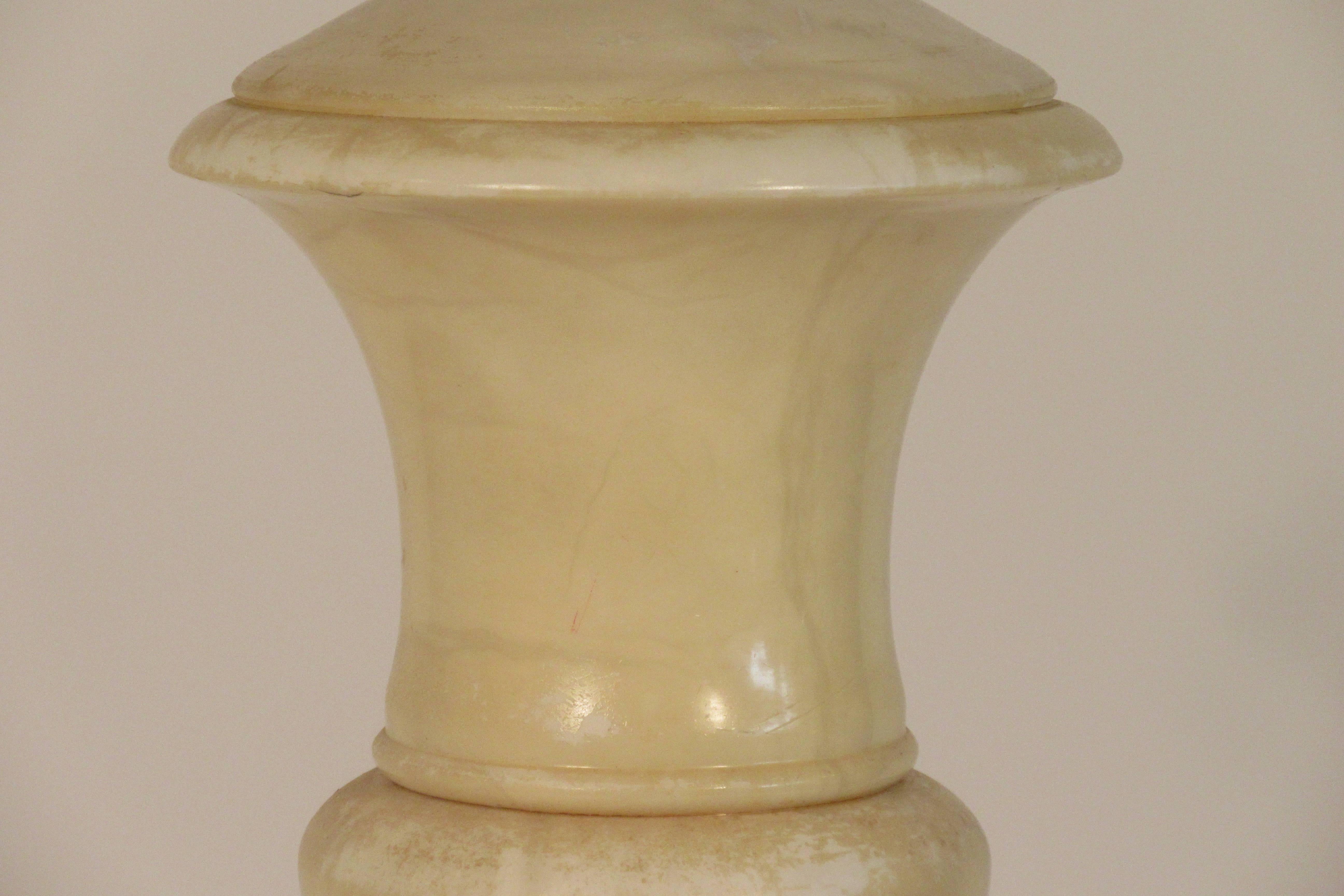 Milieu du XXe siècle Lampe de table urne en marbre des années 1940 en vente