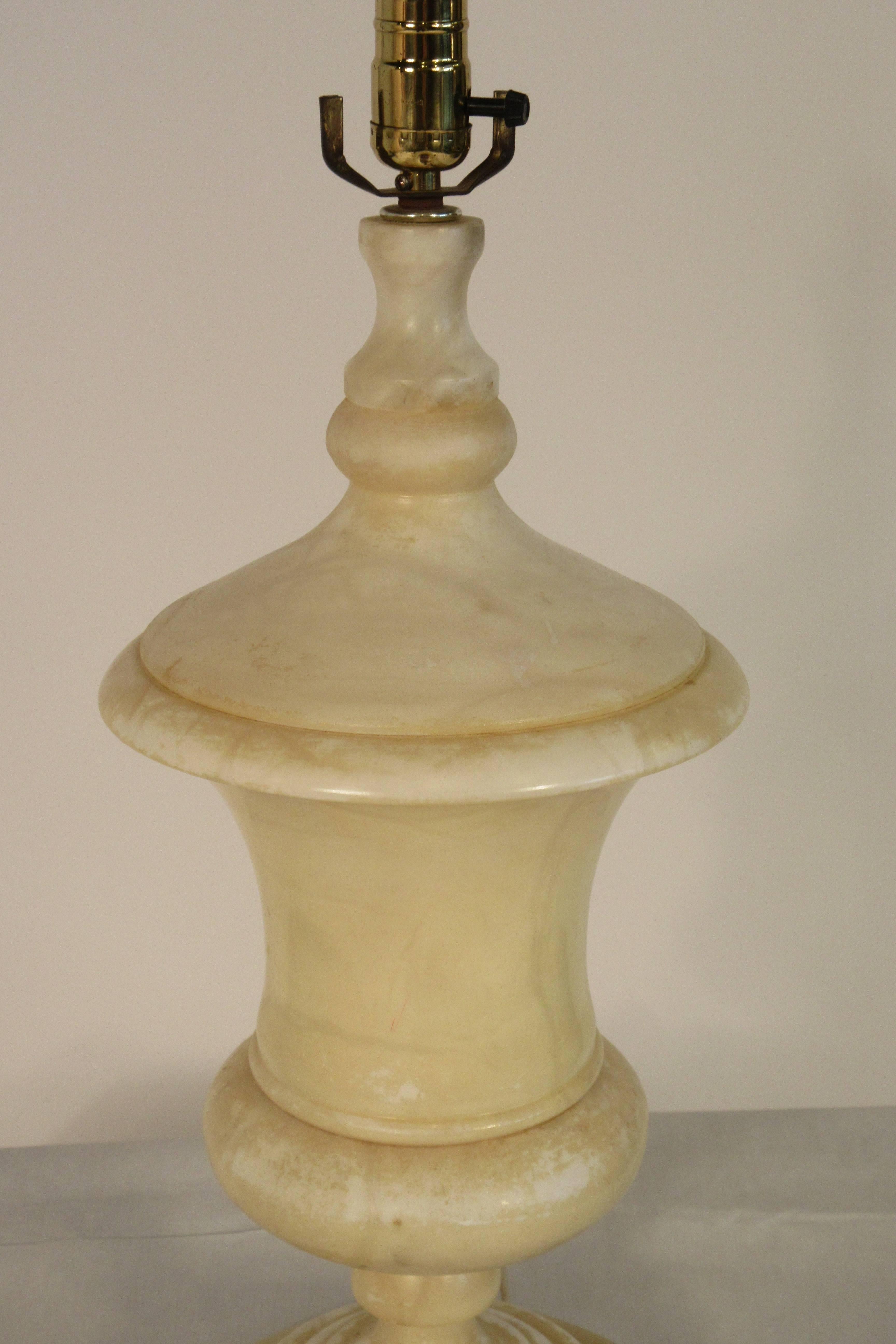 Lampe de table urne en marbre des années 1940 en vente 1