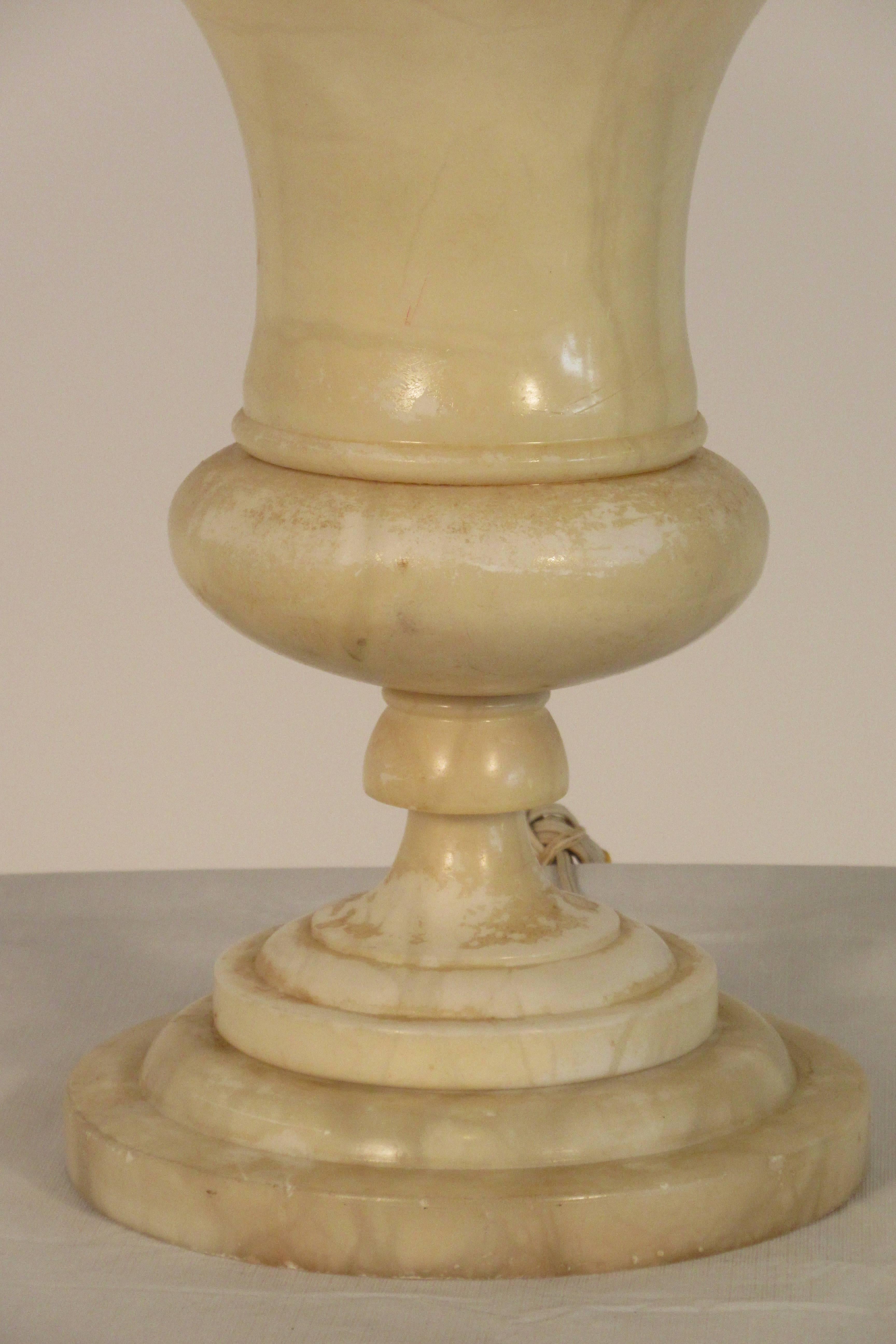 Lampe de table urne en marbre des années 1940 en vente 2