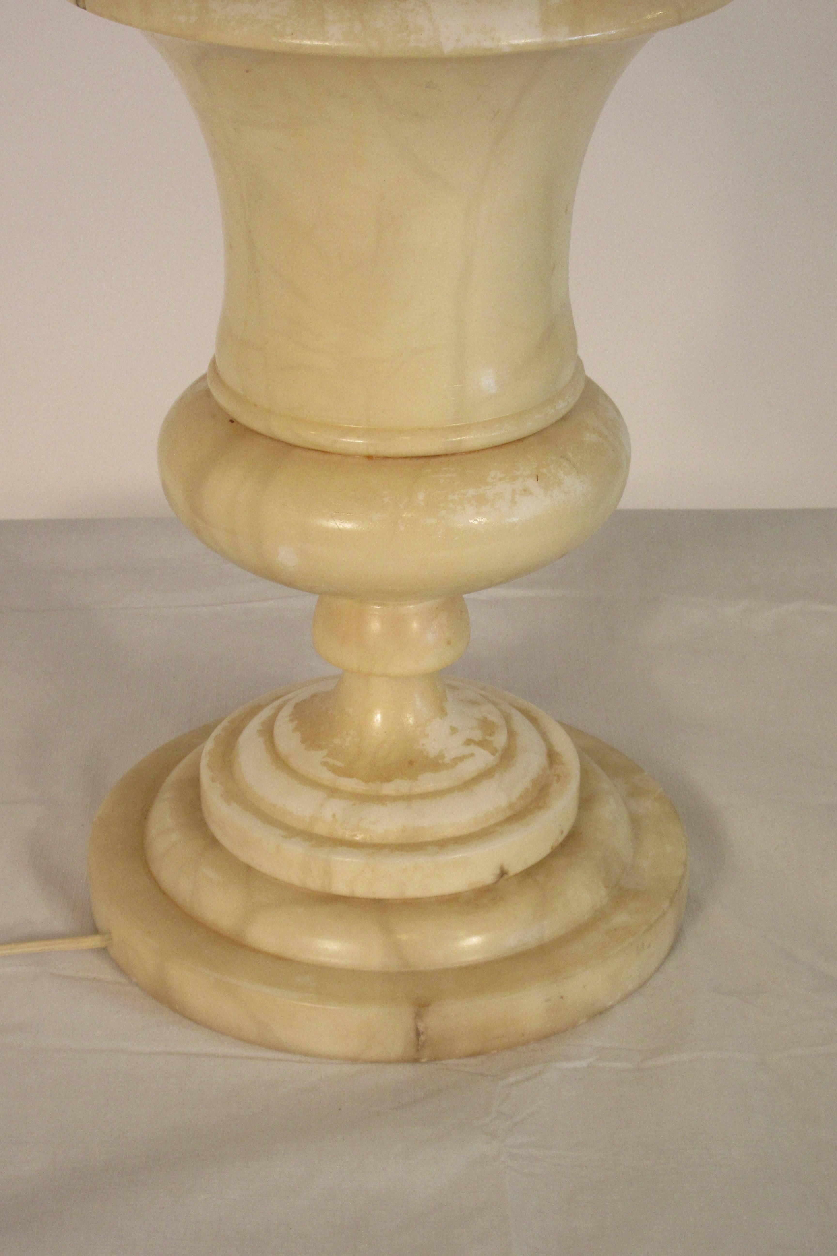 Lampe de table urne en marbre des années 1940 en vente 3