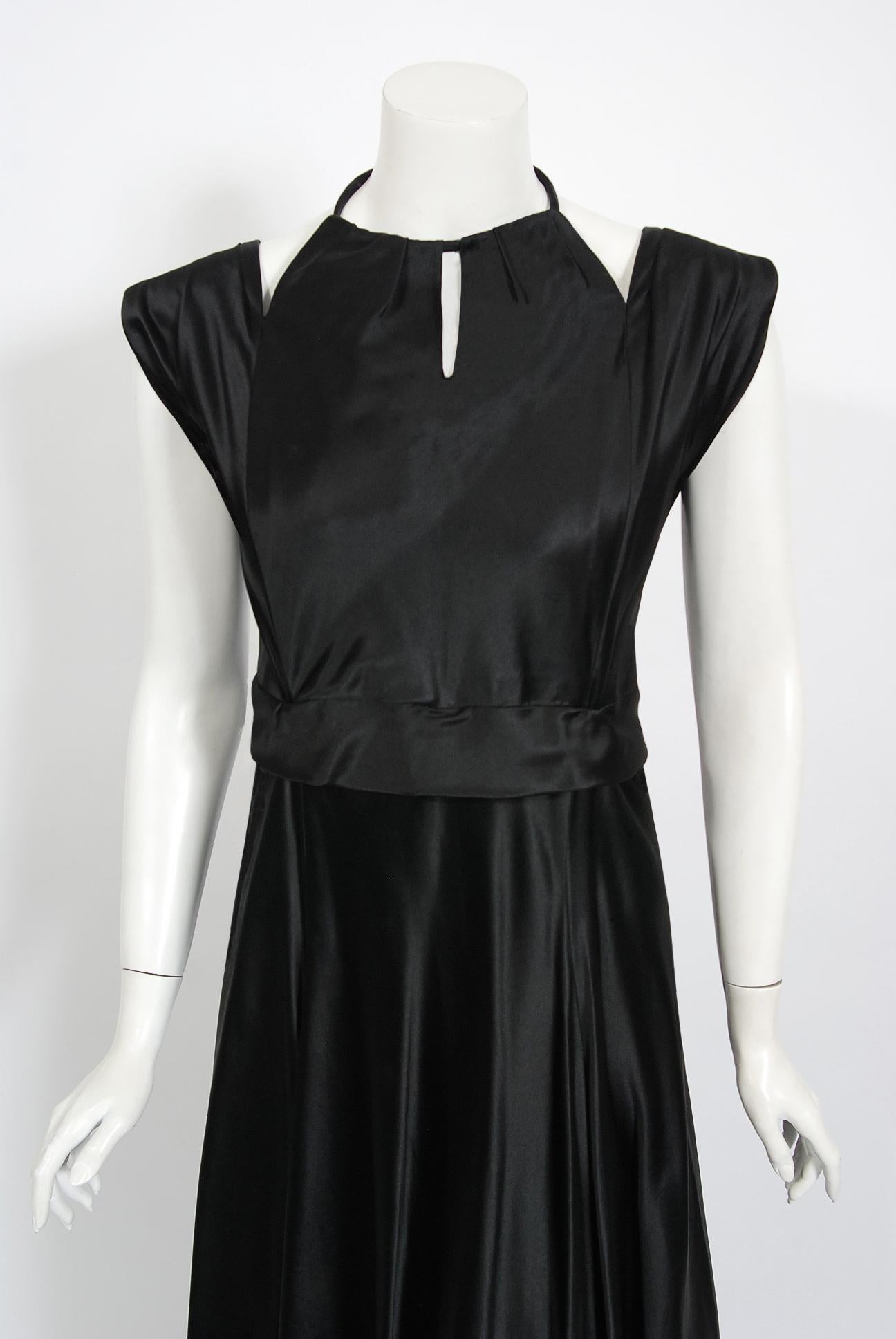 Ein atemberaubendes und unglaublich seltenes bodenlanges Kleid des französischen Modeschöpfers Marcelle Dormoy aus den frühen 1940er Jahren. Angefangen hat sie als Model für Paul Poiret, der ihr ihrer Meinung nach geholfen hat, 