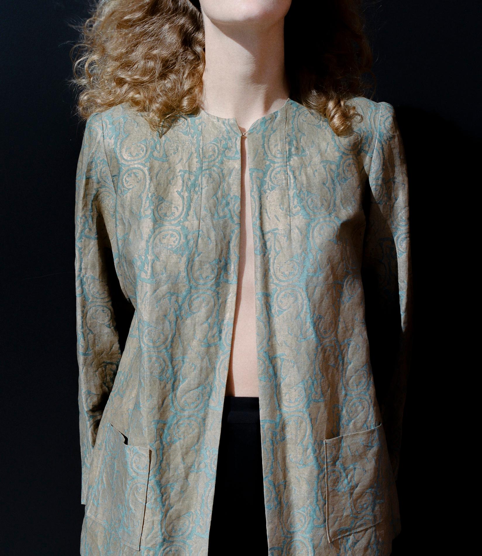1940’s Mariano Fortuny burnished gold and teal cotton sateen stenciled evening jacket, linked in silk. Excellent Vintage Condition.
Shoulder: 15″
Bust: 40″
Sleeve: 21″
Length: 26″