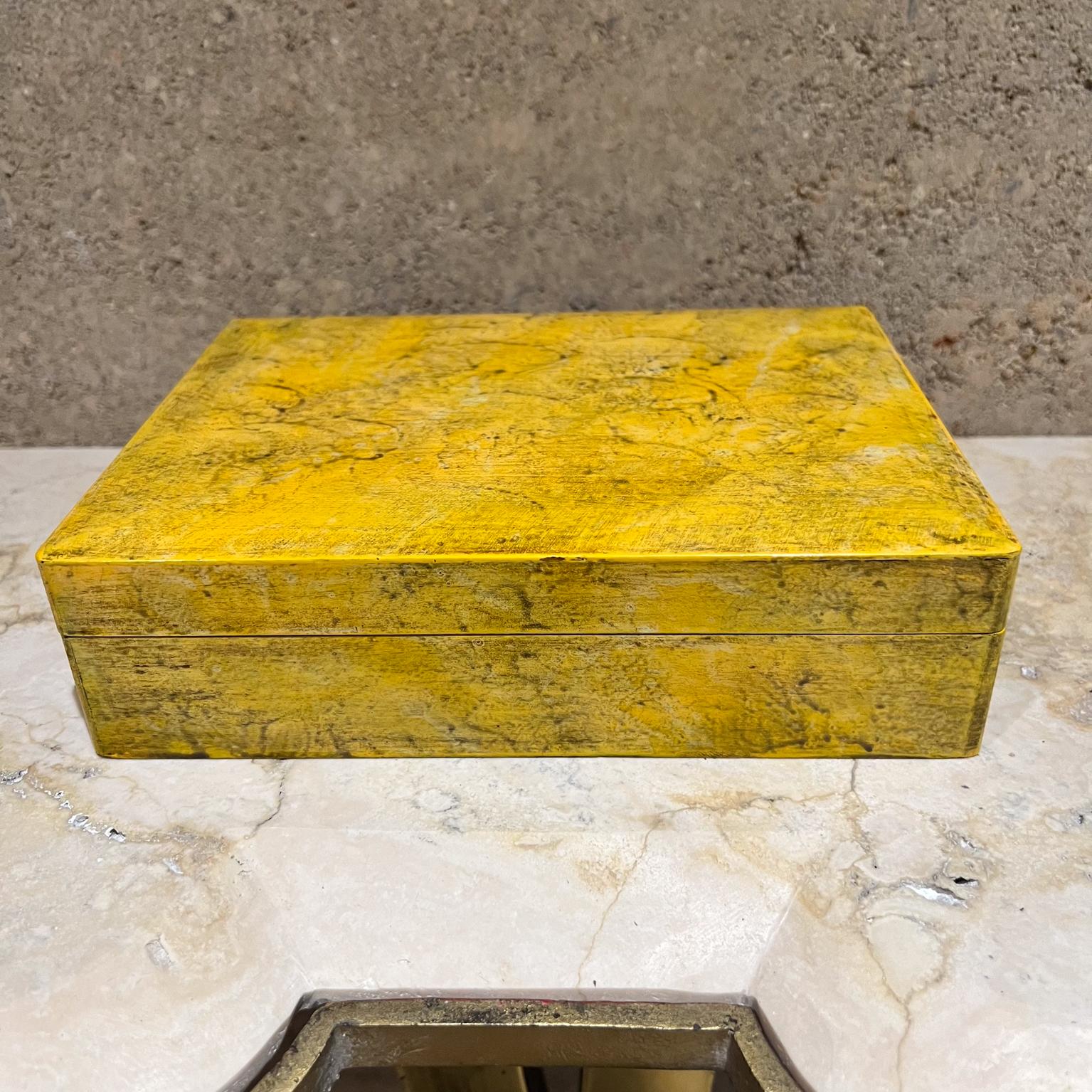 AMBIANIC presenta
1940s Mark Cross Caja Amarilla de Madera Italiana
2,25 alto x 8 ancho x 6 fondo
Estado original de segunda mano sin restaurar
Consulte todas las imágenes.
Sello presente.
Fabricado en Italia