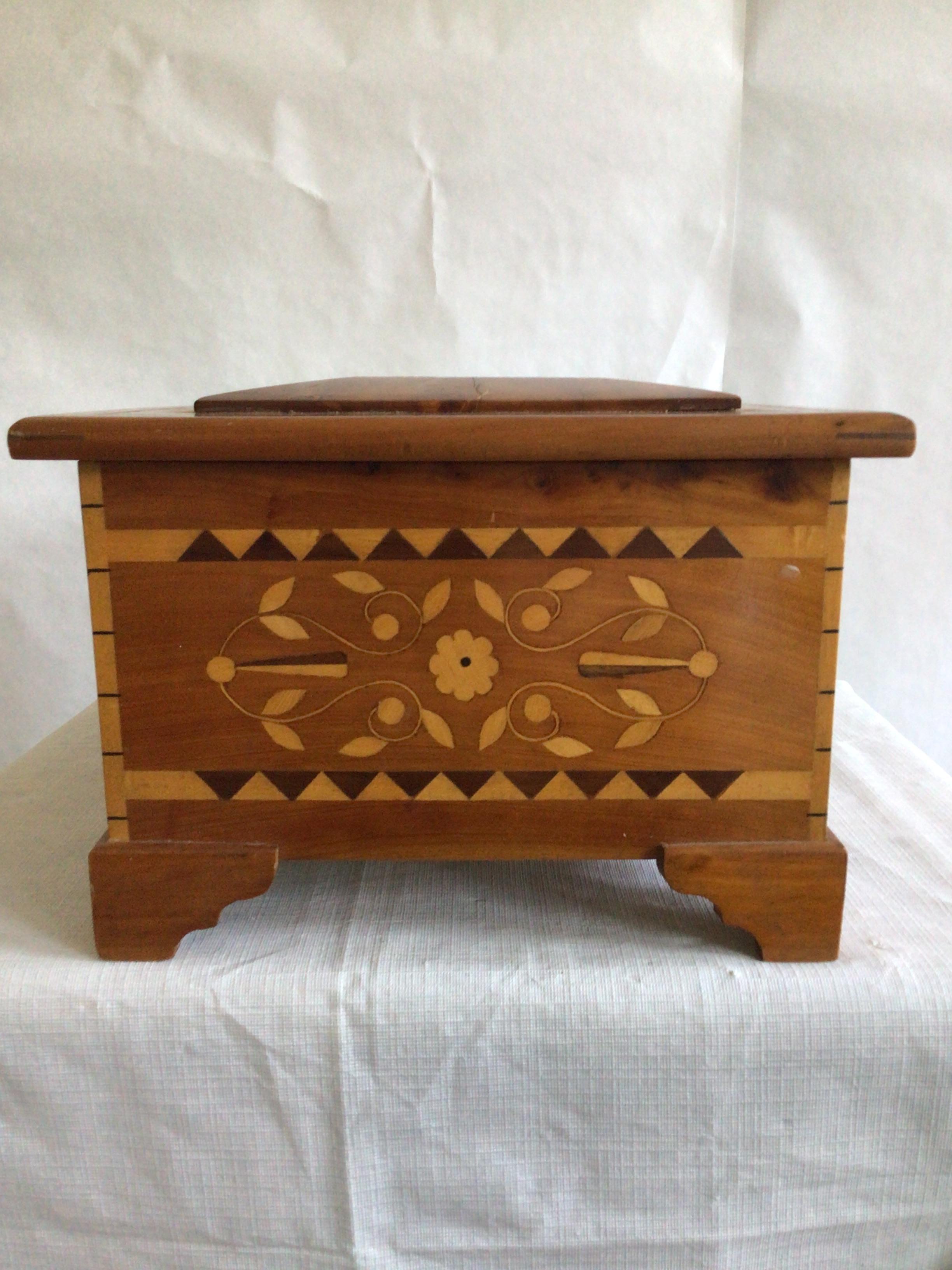 1940s Marquetry Box With Mirror Under Lid In Good Condition For Sale In Tarrytown, NY