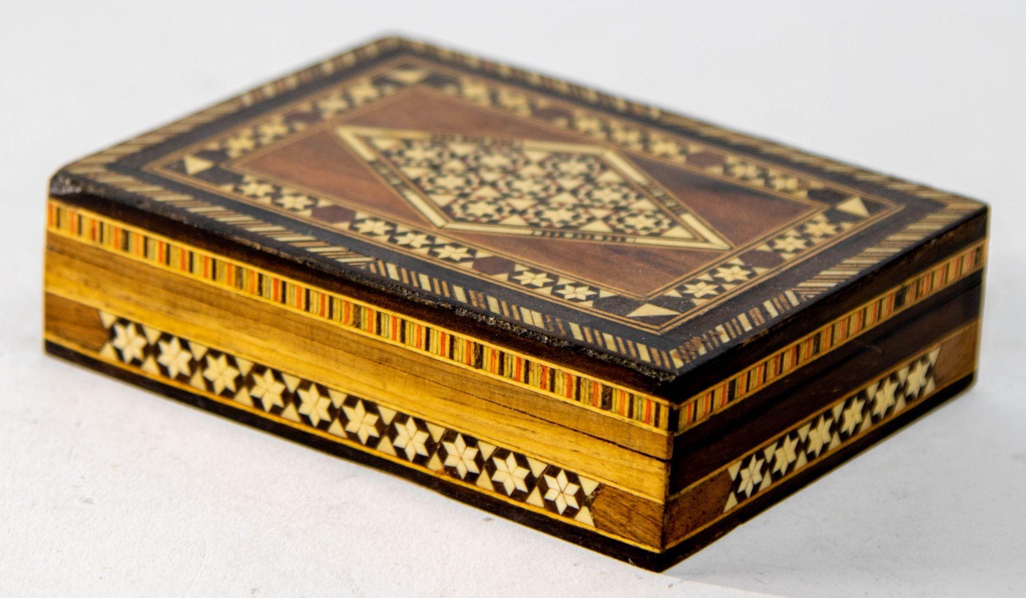 1940s Marquetry Mosaic Wood Inlay Box Moorish Spain.
Exquise boîte en bois Khatam, fabriquée à la main, avec marqueterie de micro-mosaïques.
Boîte artisanale de style moyen-oriental en micro-mosaïques mauresques très fines, et un motif géométrique
