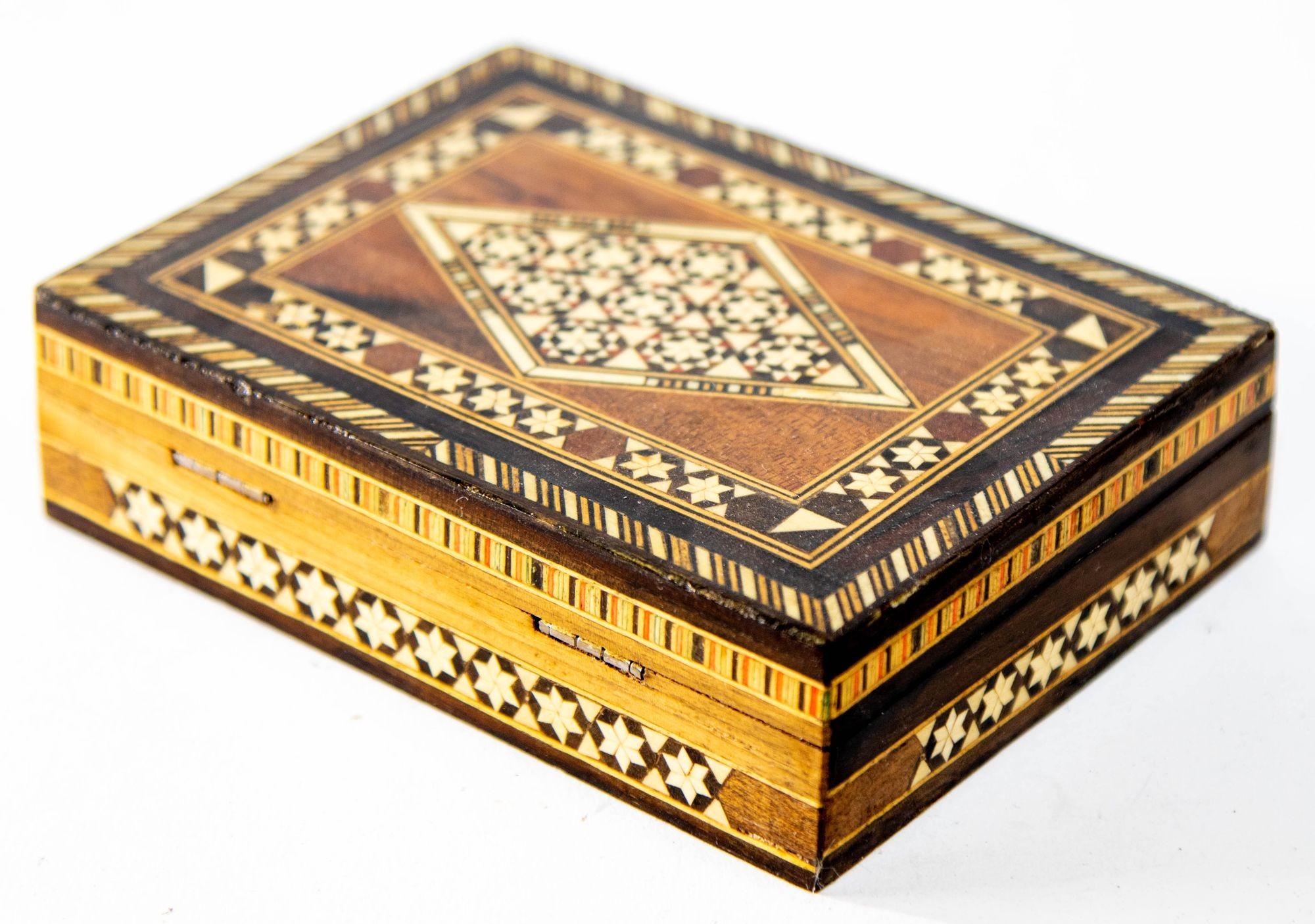 Mauresque Boîte en mosaïque de bois avec marqueterie, art islamique mauresque, Espagne, décor Khatam, années 1940 en vente
