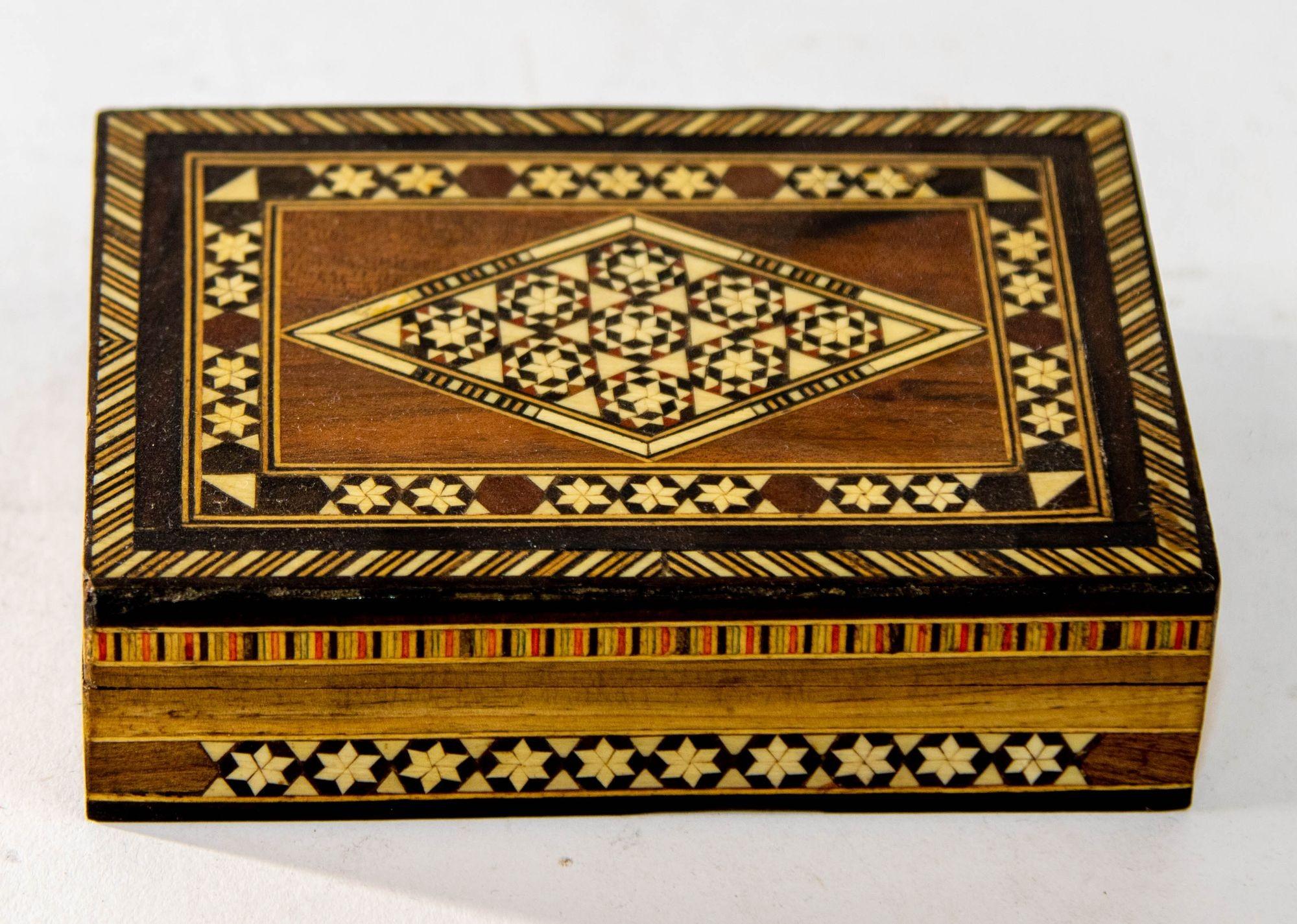 Espagnol Boîte en mosaïque de bois avec marqueterie, art islamique mauresque, Espagne, décor Khatam, années 1940 en vente