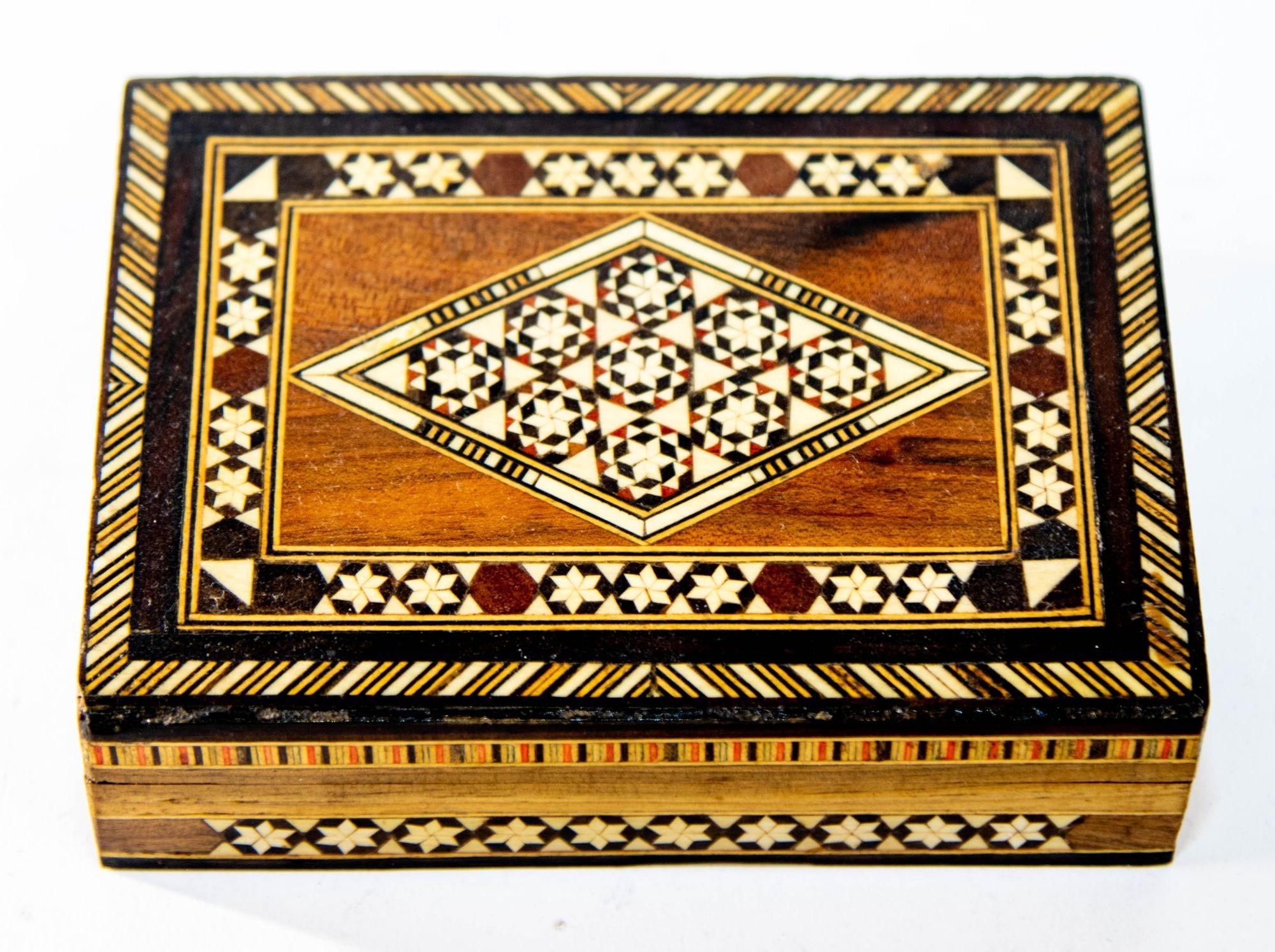 Boîte en mosaïque de bois avec marqueterie, art islamique mauresque, Espagne, décor Khatam, années 1940 Bon état - En vente à North Hollywood, CA