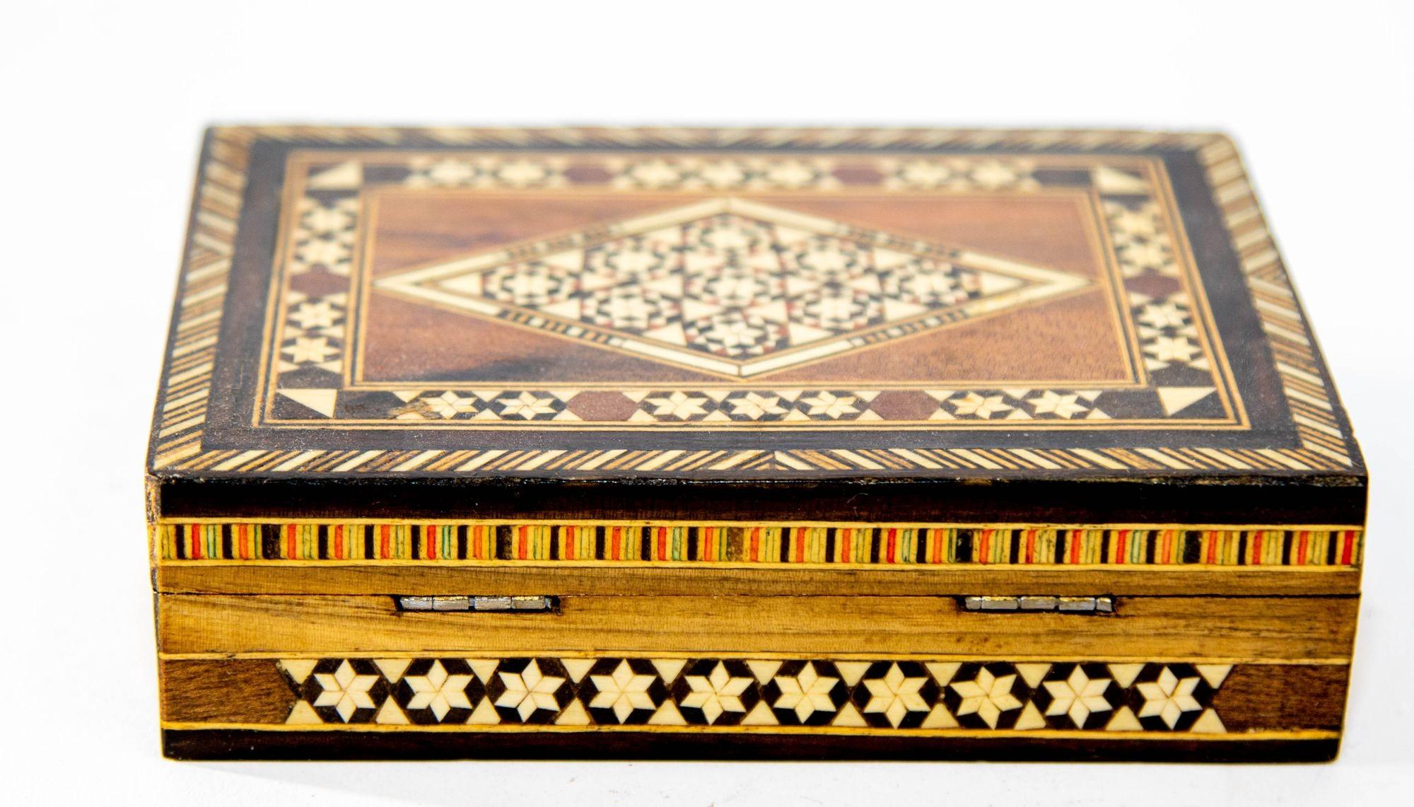 20ième siècle Boîte en mosaïque de bois avec marqueterie, art islamique mauresque, Espagne, décor Khatam, années 1940 en vente