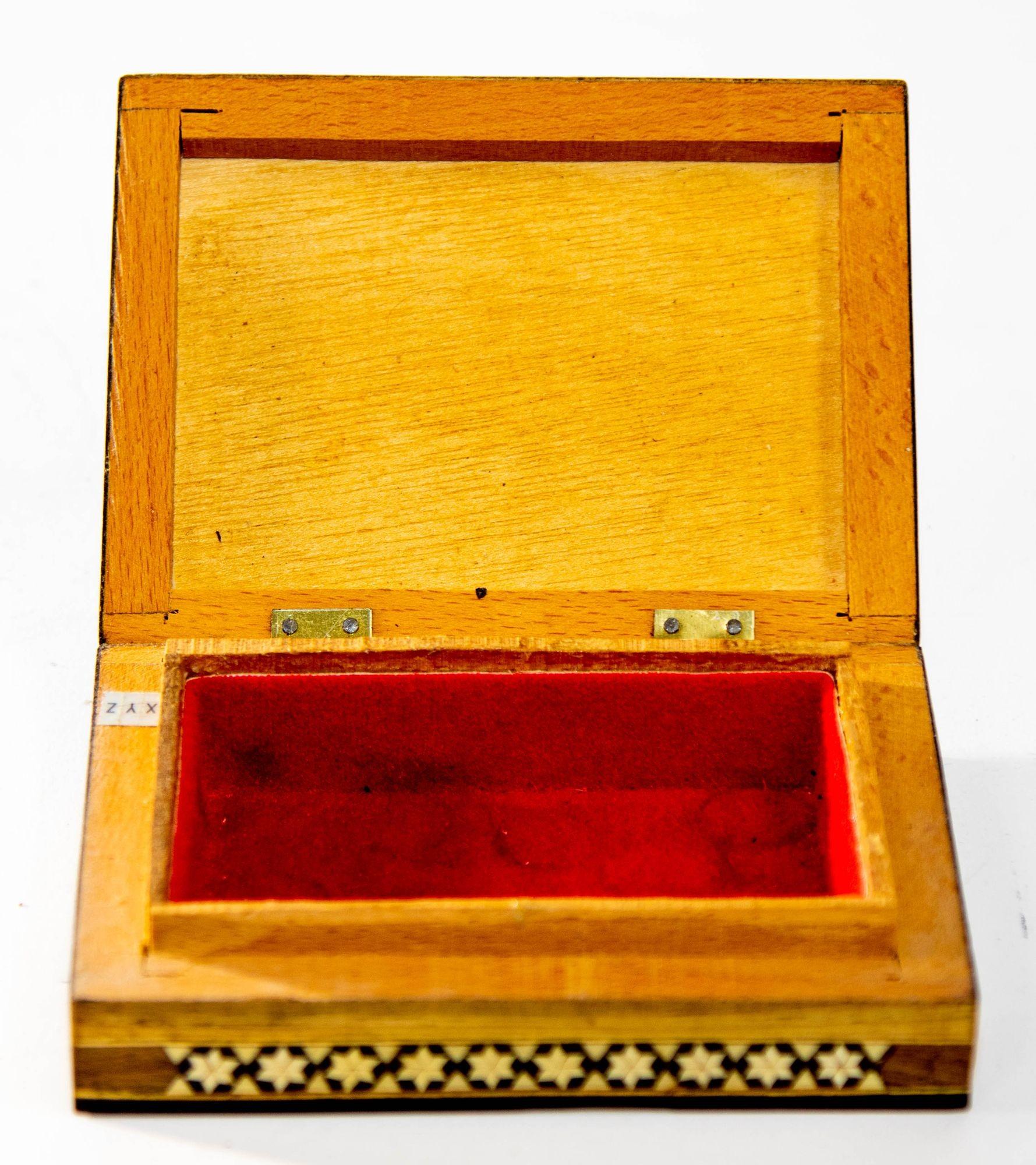 Boîte en mosaïque de bois avec marqueterie, art islamique mauresque, Espagne, décor Khatam, années 1940 en vente 1
