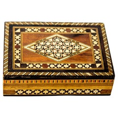 Boîte en mosaïque de bois avec marqueterie, art islamique mauresque, Espagne, décor Khatam, années 1940