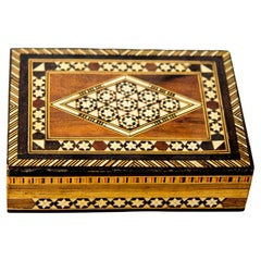 Scatola in legno intarsiato a mosaico del 1940 Arte islamica moresca Spagna Khatam Decor