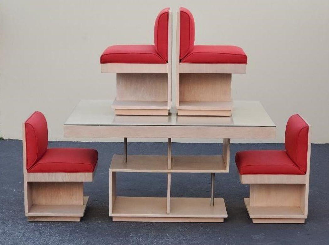 Diseñado En Los Años 40 Juego De Comedor Maximilian Karp, La Mesa De Comedor También Tiene Un Tablero De Cristal Con 4 Sillas De Comedor Tapizadas. 
Se trata de un juego de comedor de cinco piezas de la década de 1940 de Maximilian Karp, RARO, un