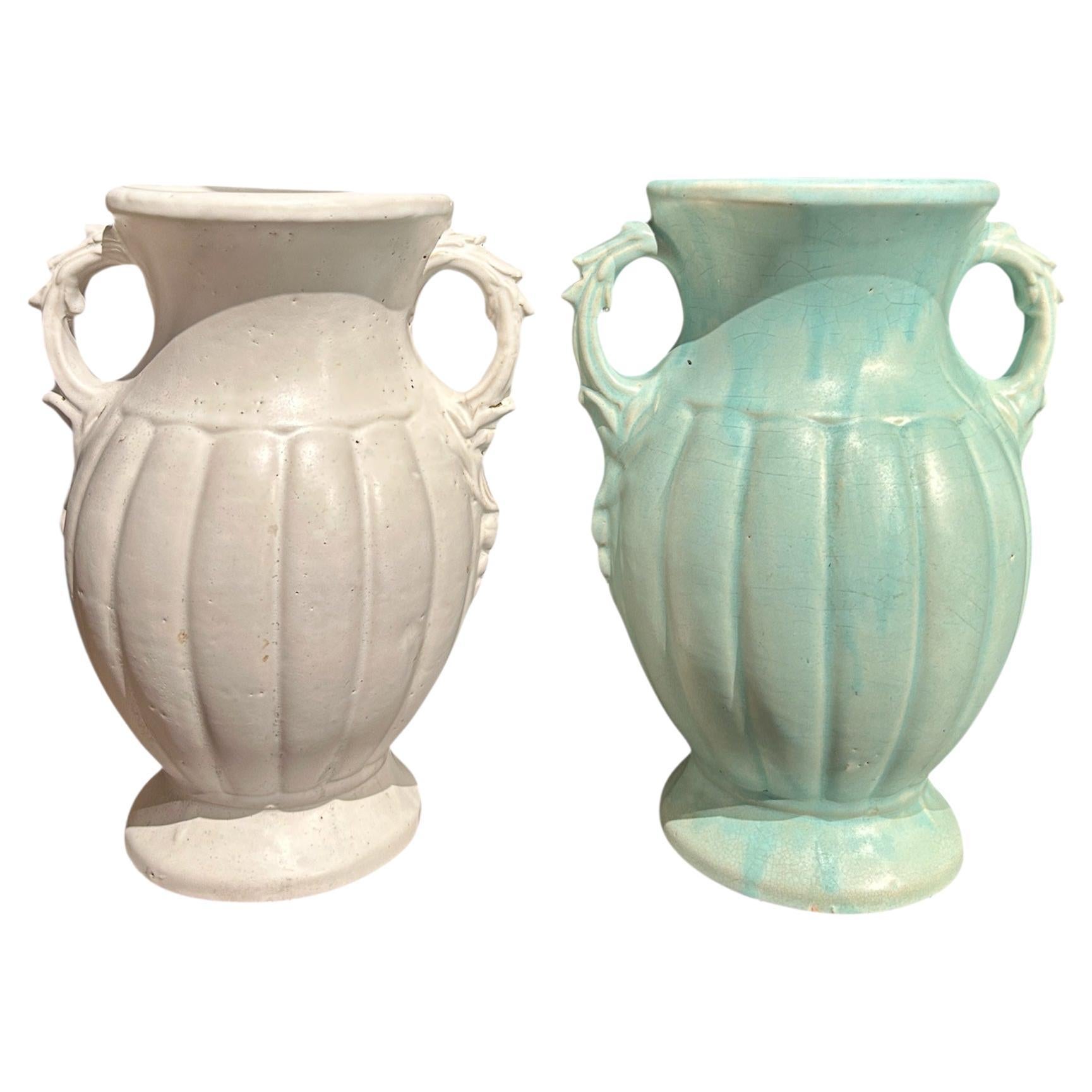 Ceramica McCoy anni 
40 - Set di due vasi in ceramica smaltata opaca in vendita