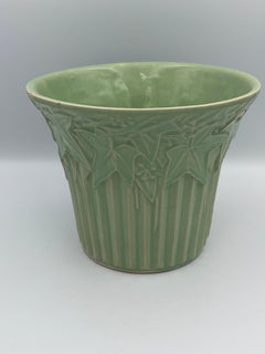 Fioriera in ceramica con edera e bacche McCoy del 1940 in Greene & Greene
