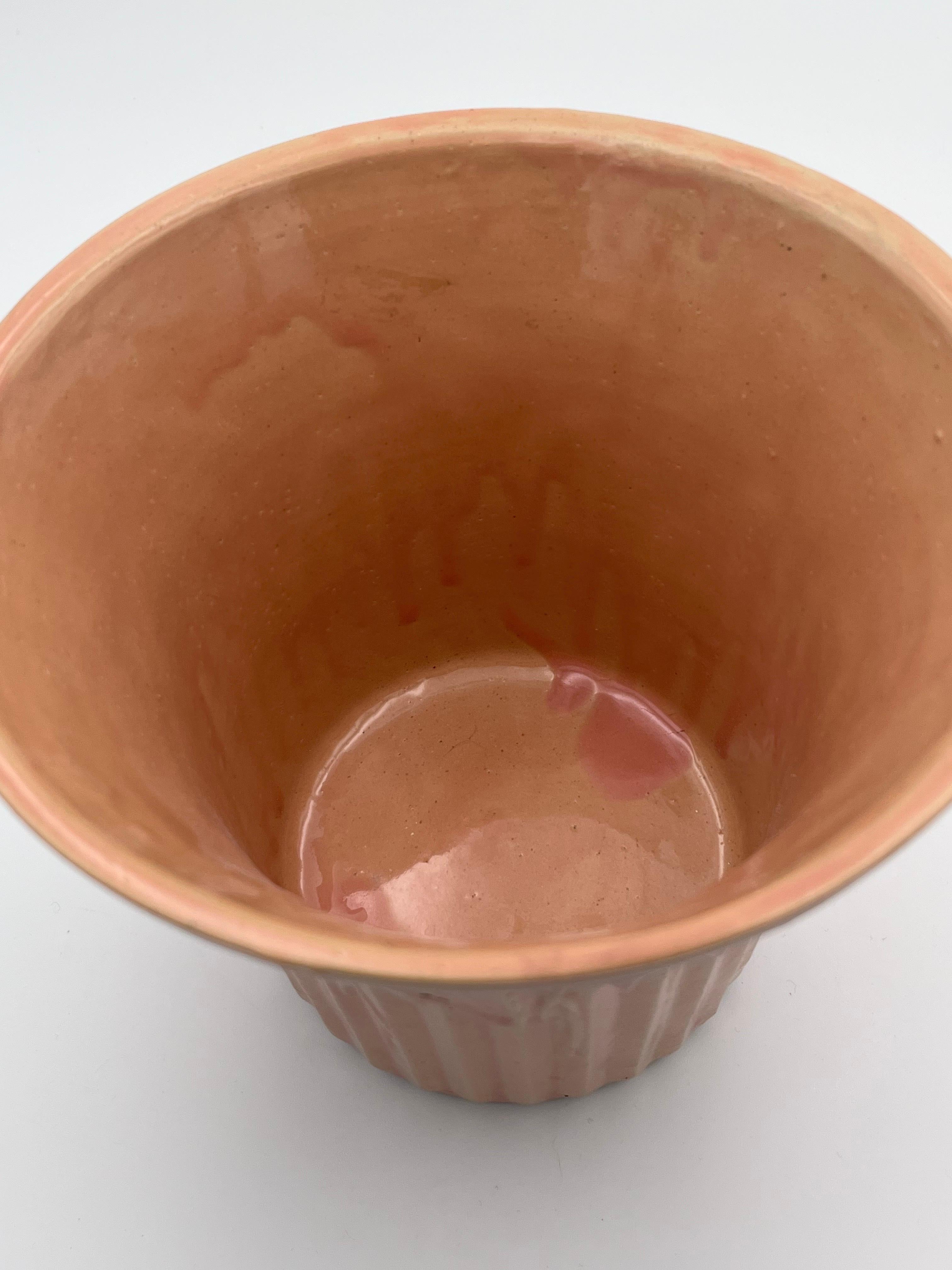 1940's McCoy Ivy and Berries Planter in Dusty Rose in vendita 3