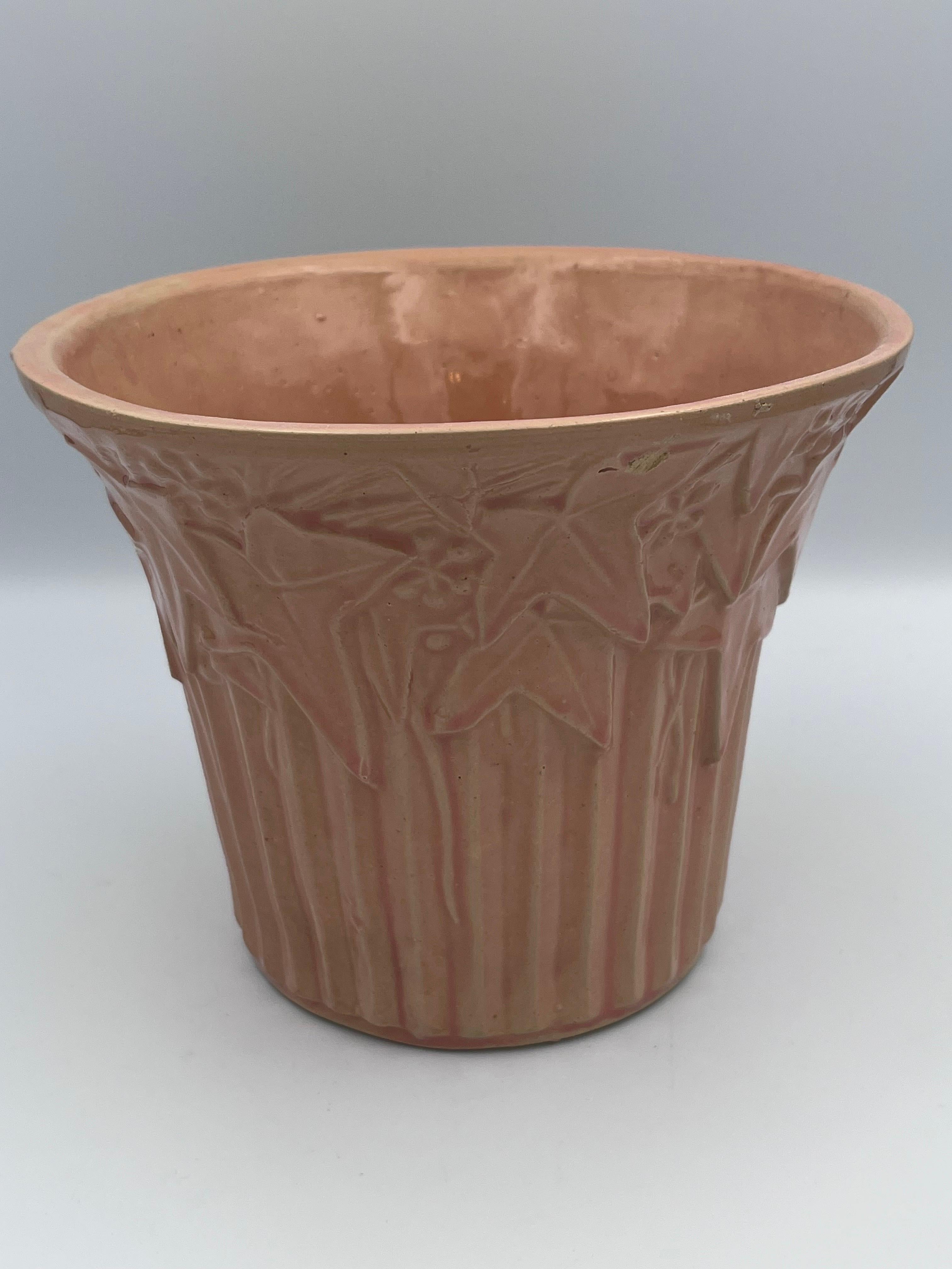 Art Déco 1940's McCoy Ivy and Berries Planter in Dusty Rose in vendita