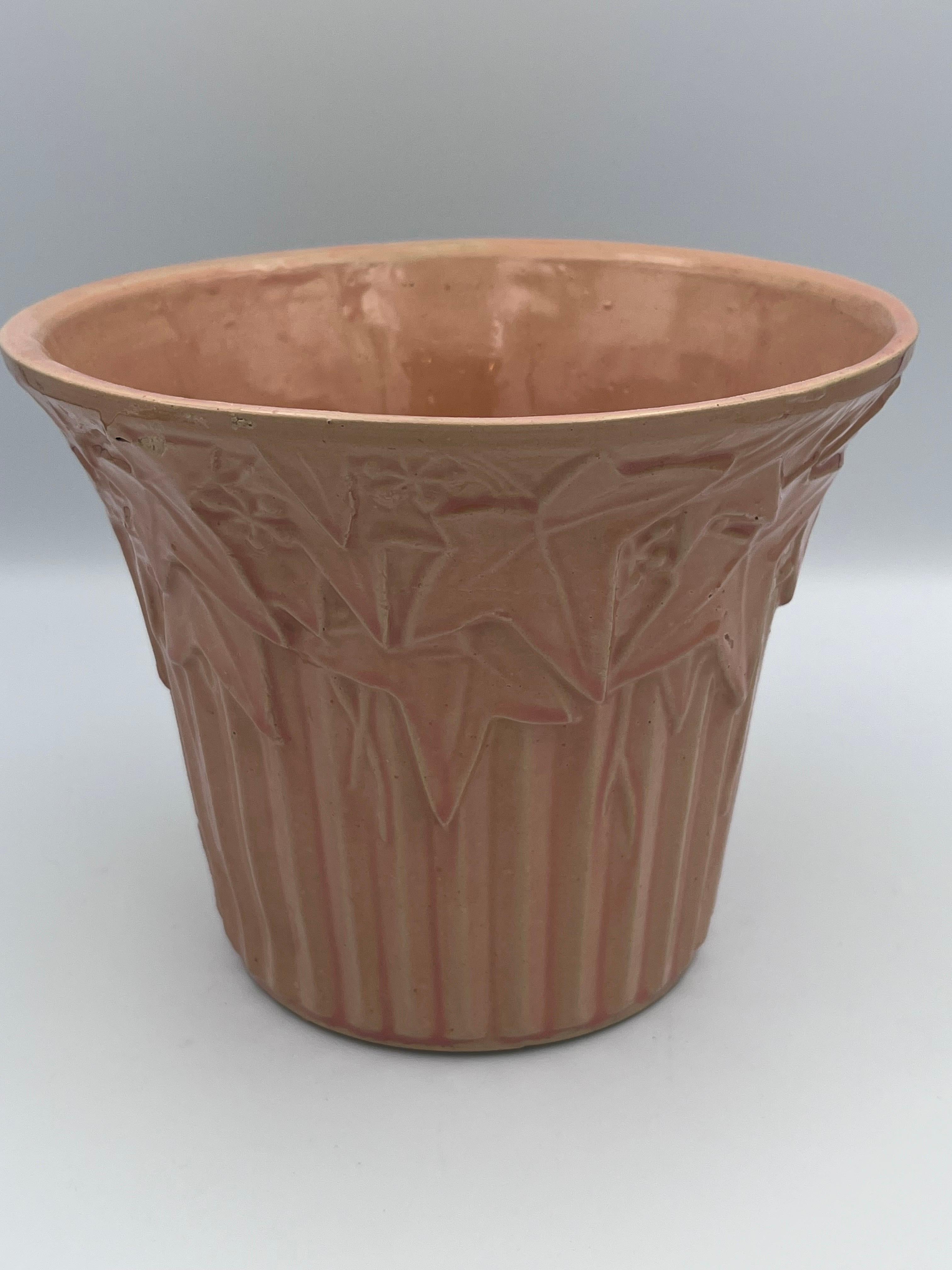 Americano 1940's McCoy Ivy and Berries Planter in Dusty Rose in vendita