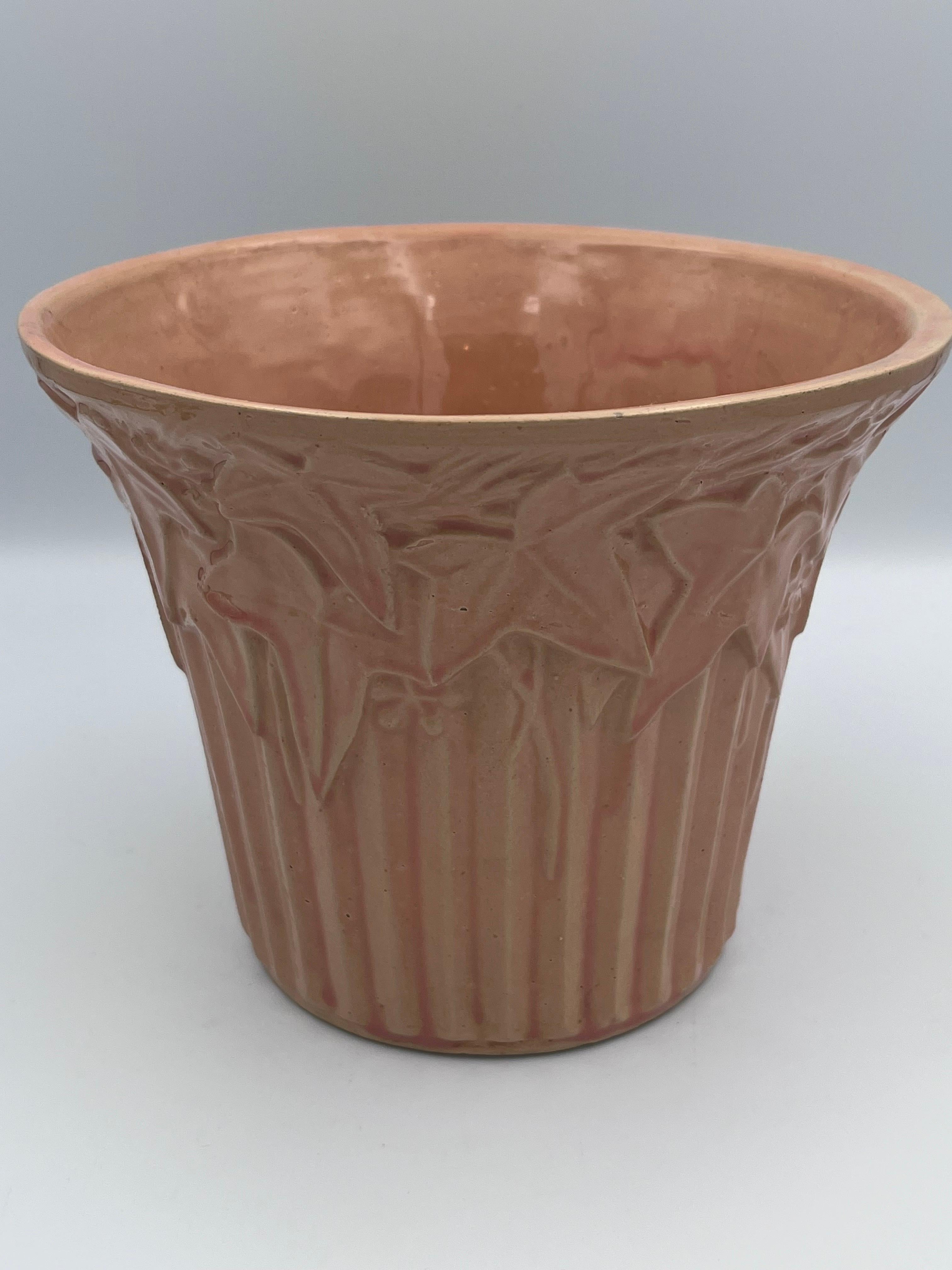 Calco 1940's McCoy Ivy and Berries Planter in Dusty Rose in vendita