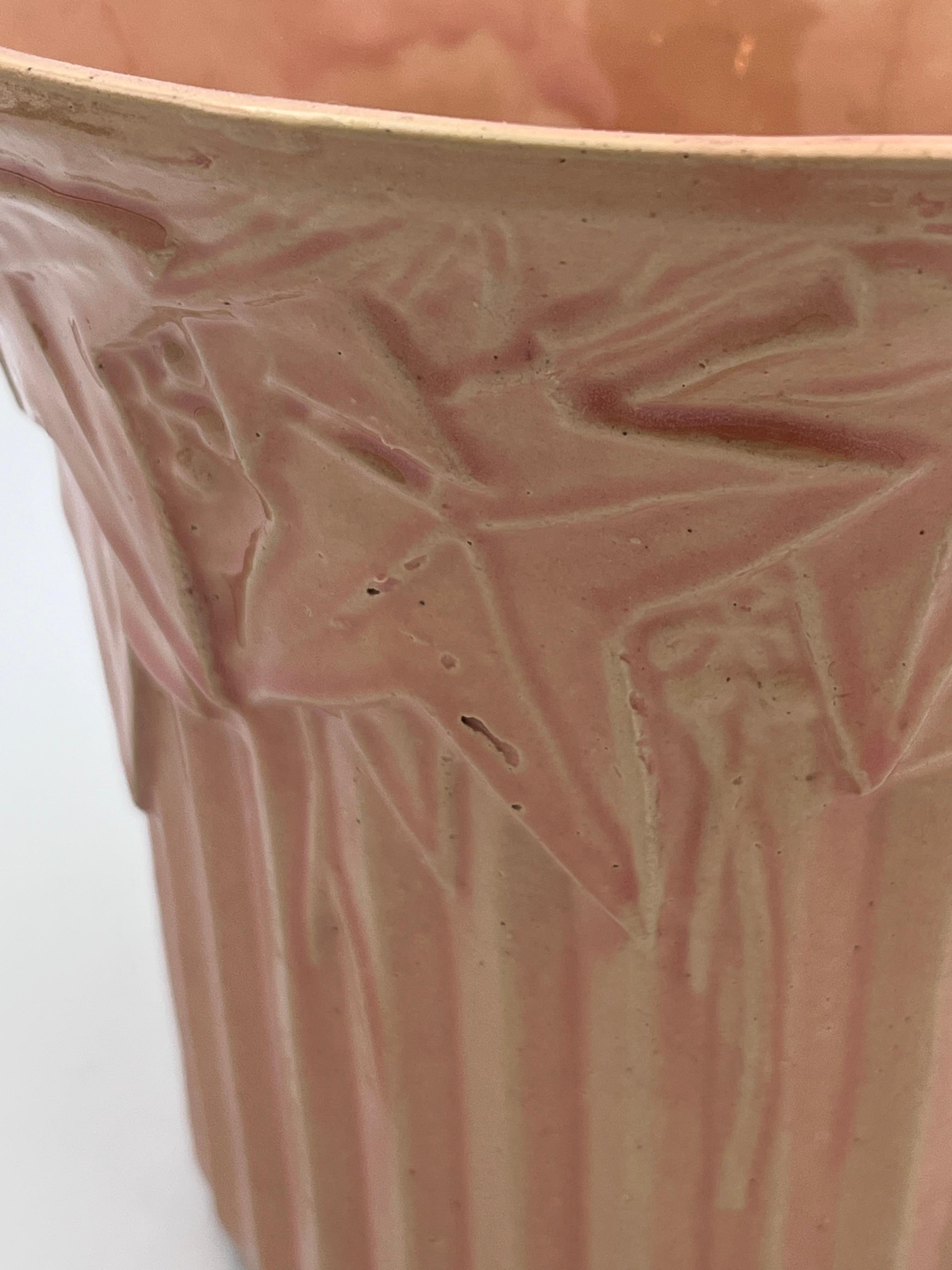 Metà XX secolo 1940's McCoy Ivy and Berries Planter in Dusty Rose in vendita