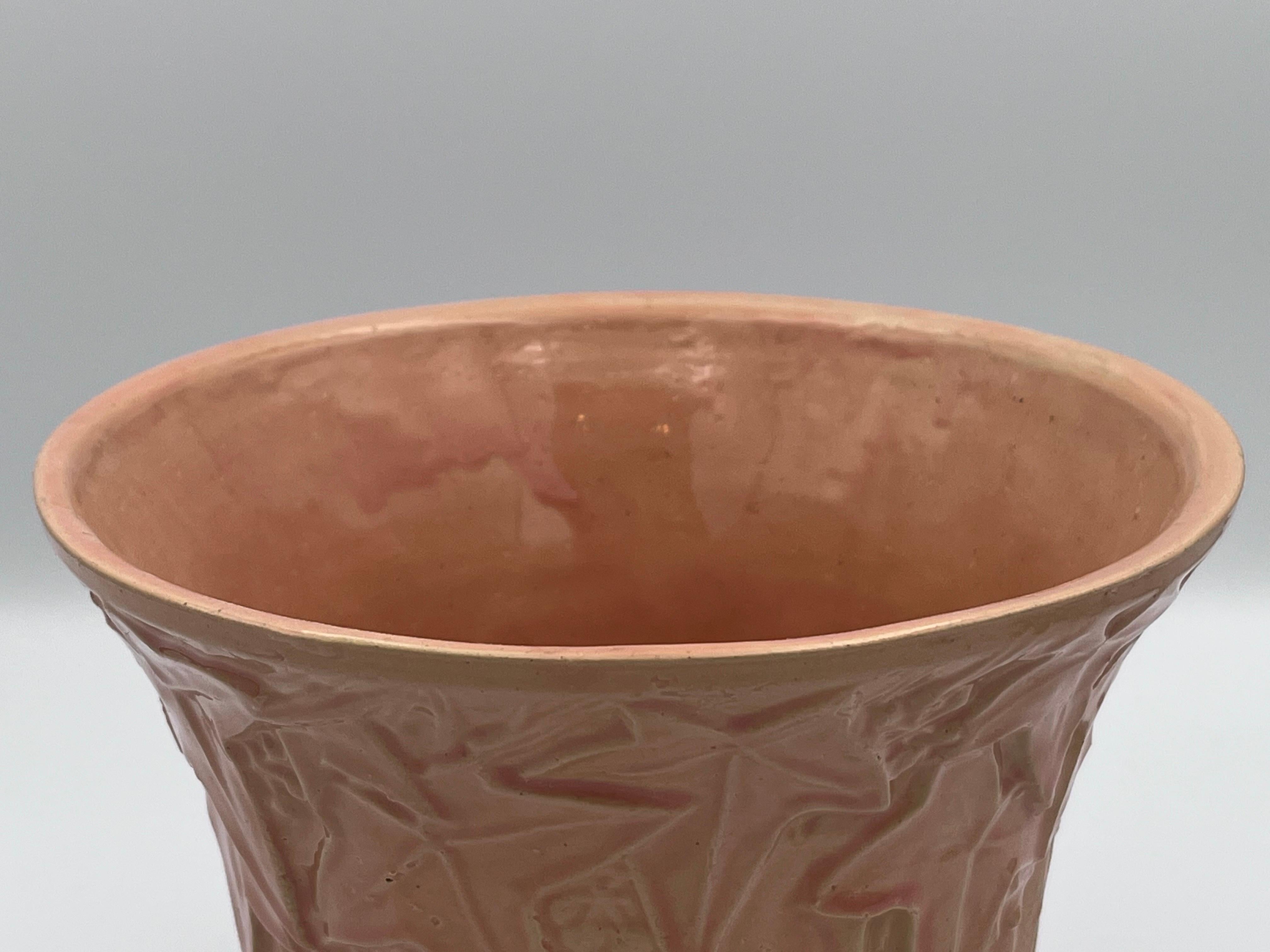 Ceramica 1940's McCoy Ivy and Berries Planter in Dusty Rose in vendita