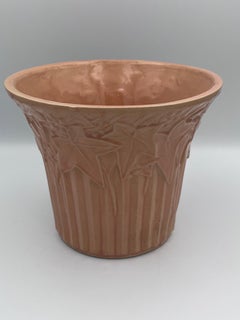 Fioriera McCoy del 1940 con edera e bacche in rosa salmone