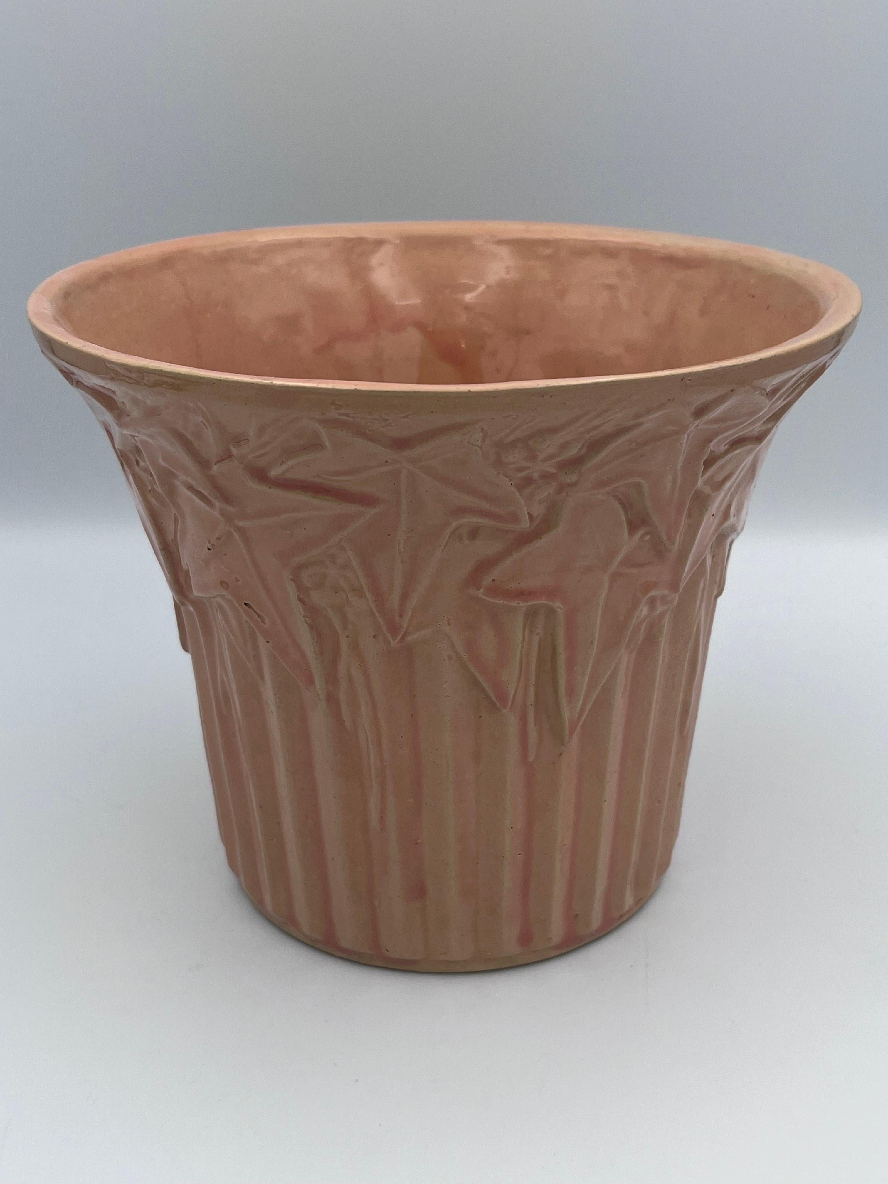 Smaltato 1940's McCoy Ivy and Berries Planter in Salmon Pink in vendita