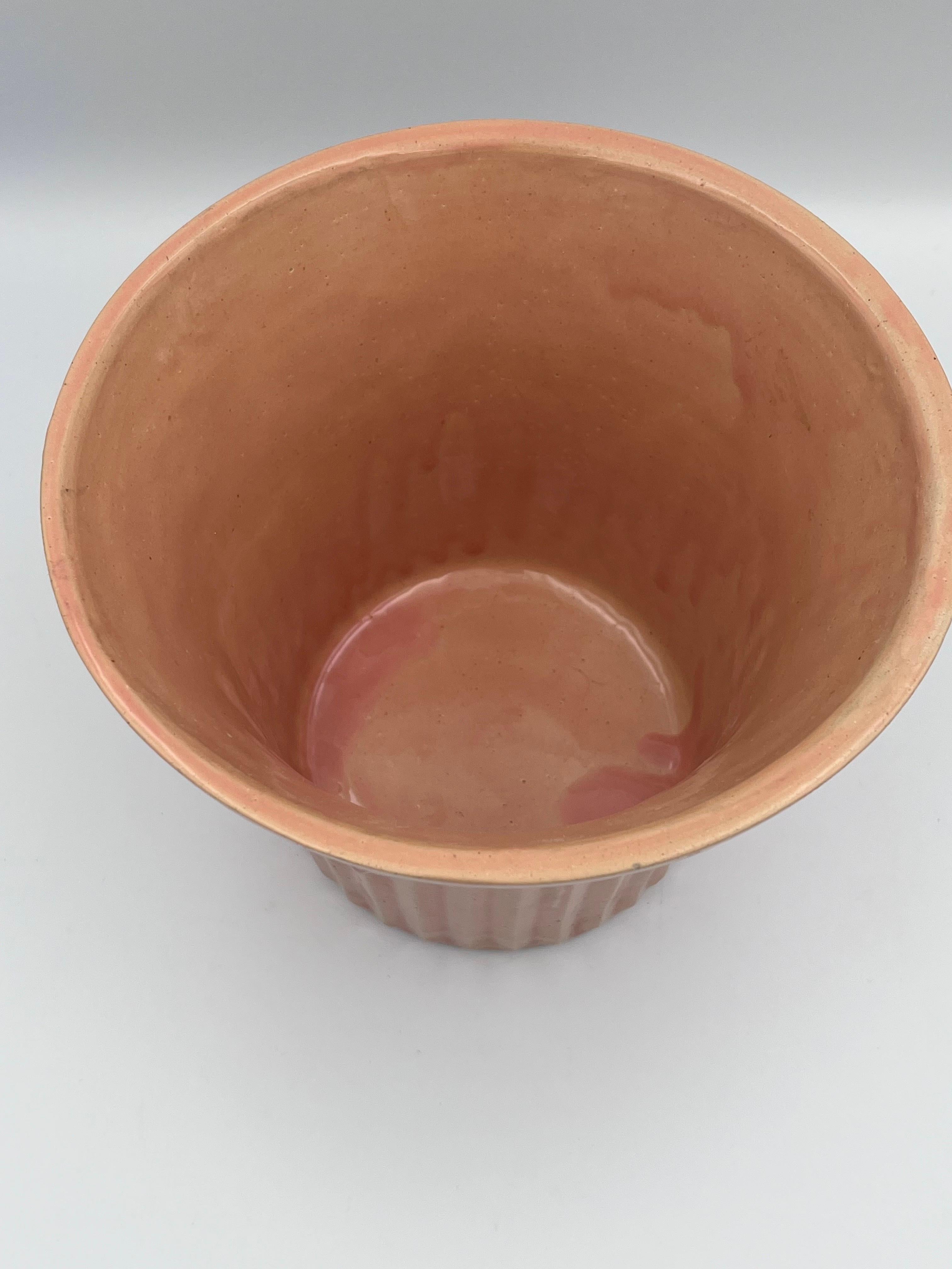 Metà XX secolo 1940's McCoy Ivy and Berries Planter in Salmon Pink in vendita