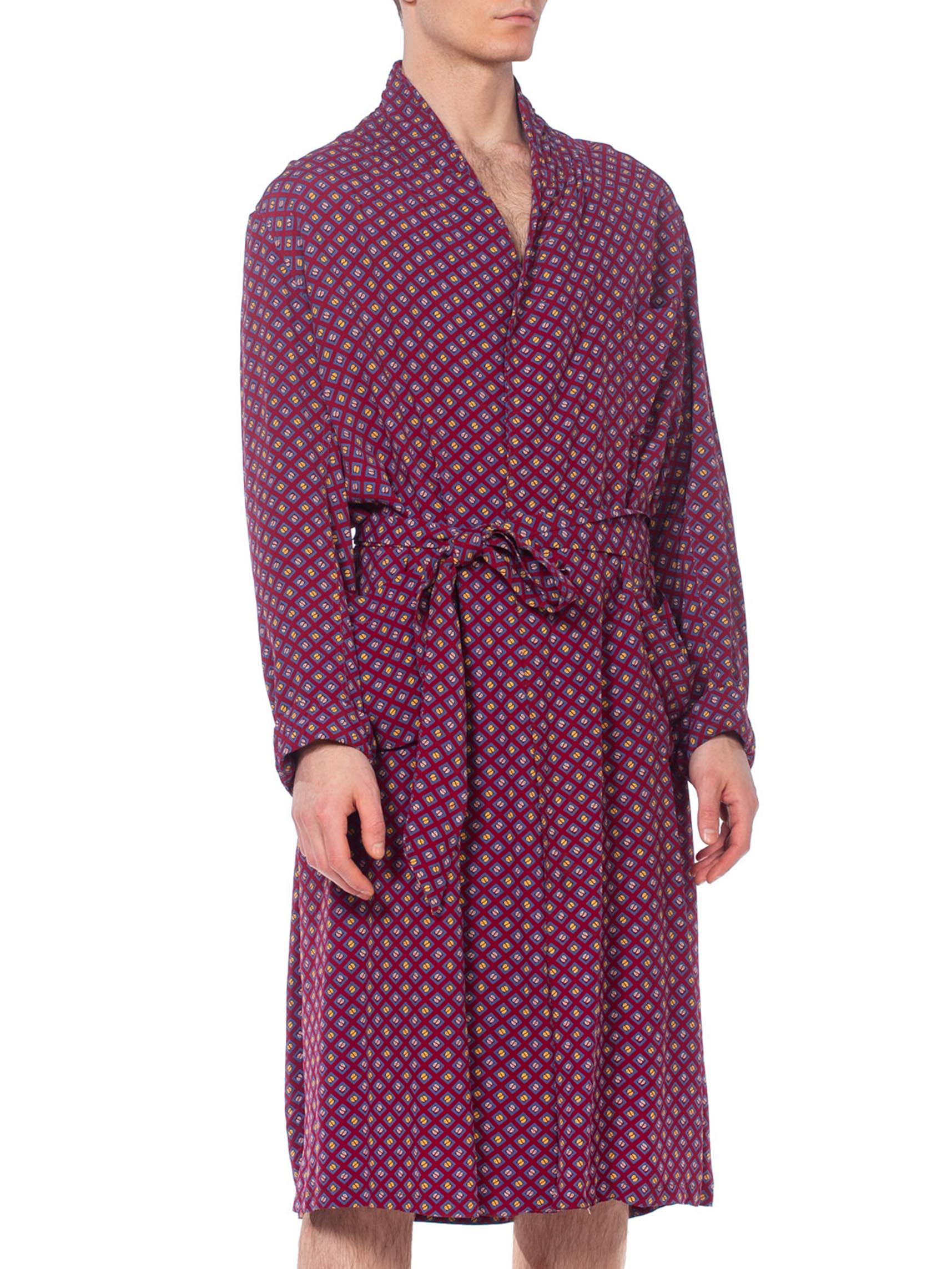 Marron Robe pour homme en rayonne bourgogne à imprimé géométrique des années 1940 en vente