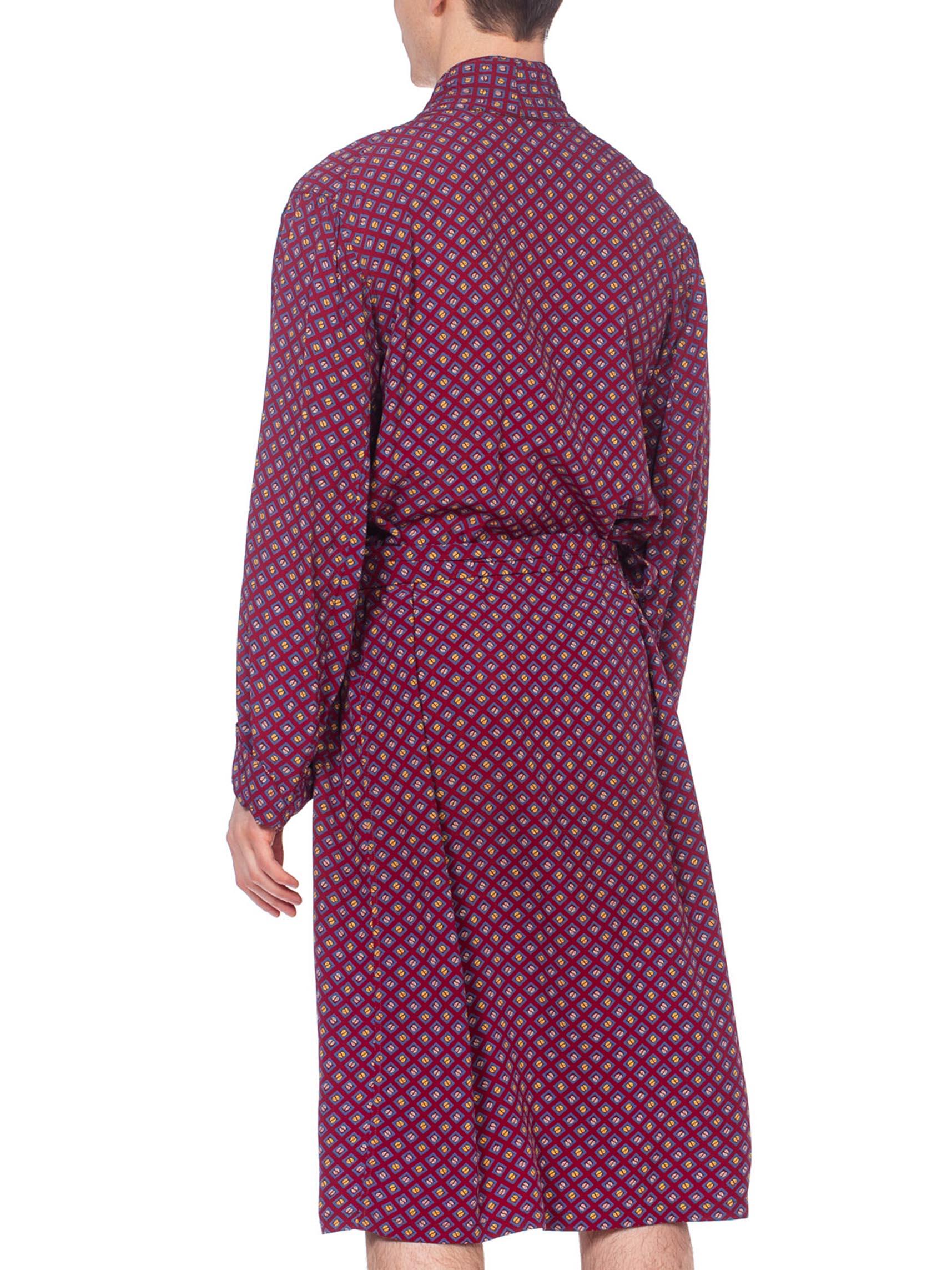 1940S Burgundy Rayon Geometric Printed Mens Robe In Excellent Condition For Sale In New York, NY