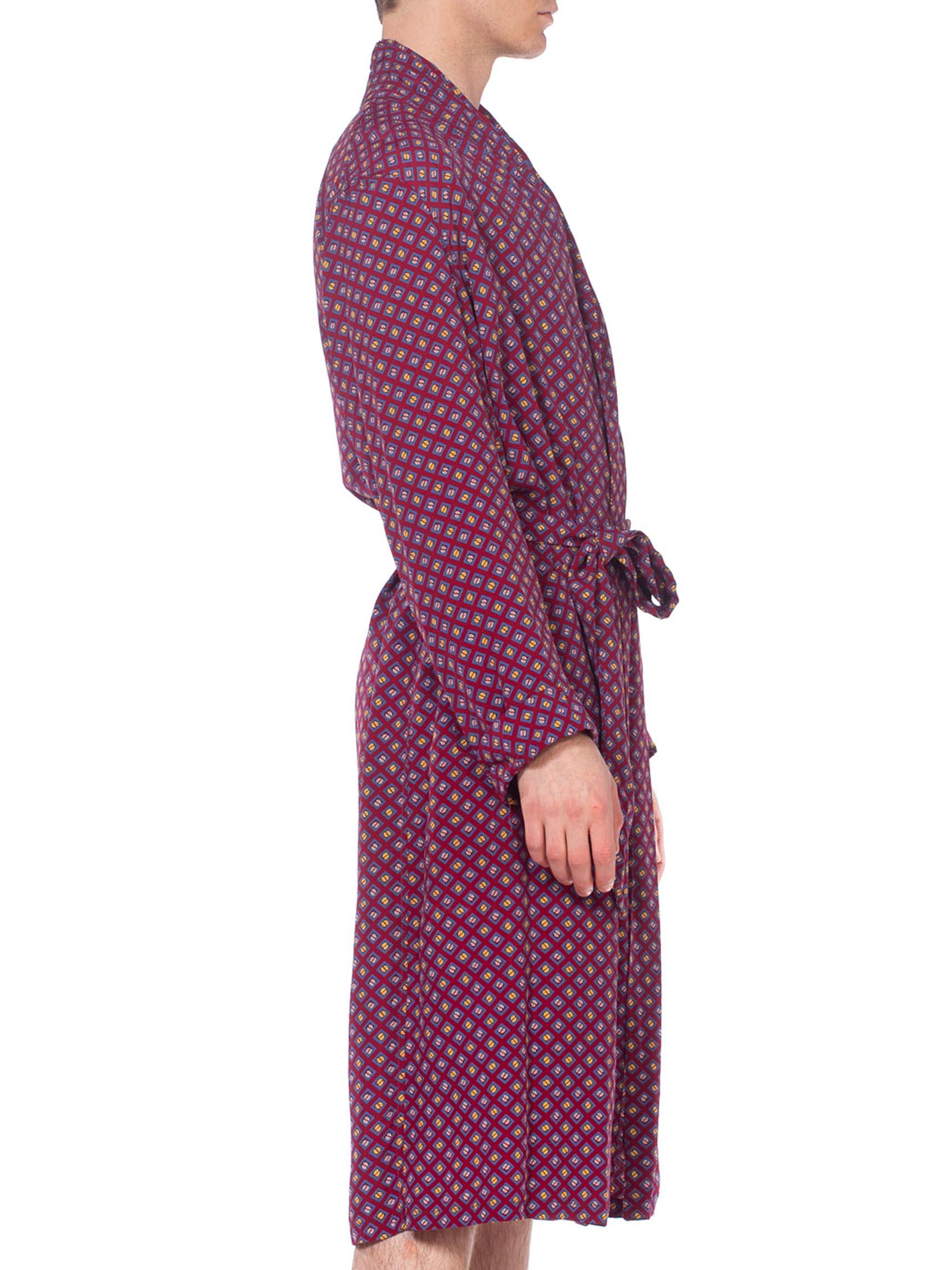 Robe pour homme en rayonne bourgogne à imprimé géométrique des années 1940 en vente 3